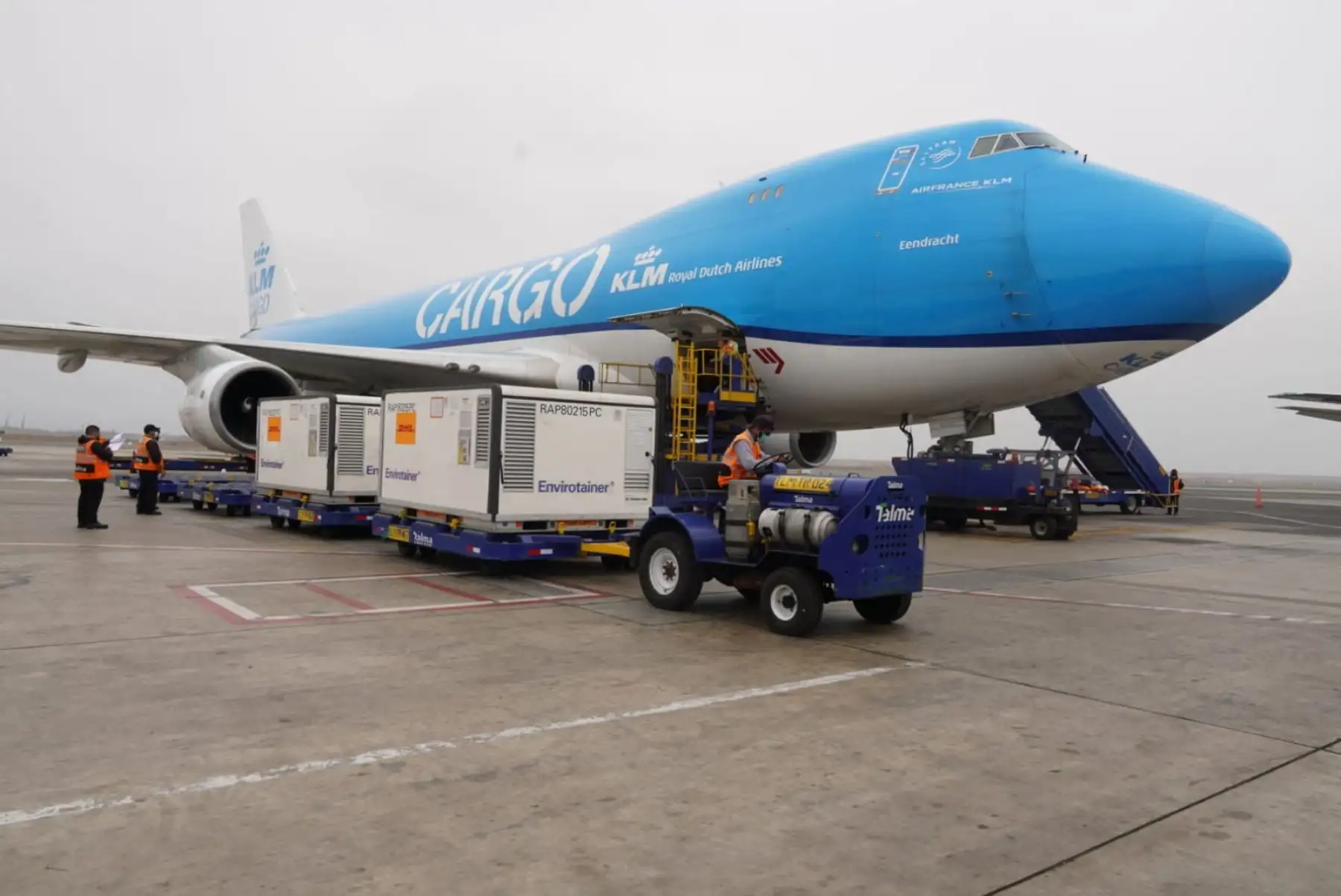 El ministro de Salud, Hernando Cevallos, supervisó esta mañana la llegada de las primeras 700 000 dosis de la vacuna Sinopharm, en el Aeropuerto Internacional Jorge Chávez, las que se complementarán con otras 300 mil que arribarán esta noche. Foto: ANDINA/Minsa