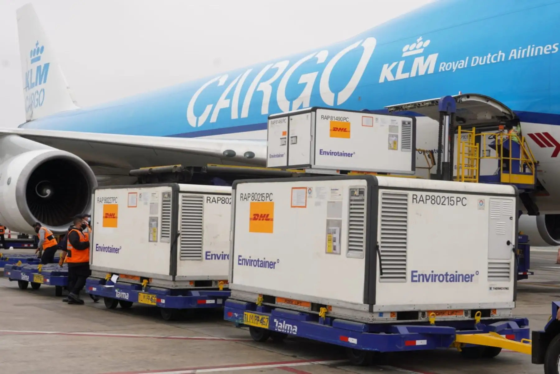 El ministro de Salud, Hernando Cevallos, supervisó esta mañana la llegada de las primeras 700 000 dosis de la vacuna Sinopharm, en el Aeropuerto Internacional Jorge Chávez, las que se complementarán con otras 300 mil que arribarán esta noche. Foto: ANDINA/Minsa