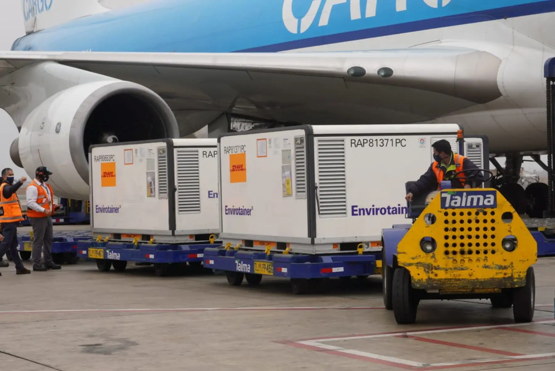 El ministro de Salud, Hernando Cevallos, supervisó esta mañana la llegada de las primeras 700 000 dosis de la vacuna Sinopharm, en el Aeropuerto Internacional Jorge Chávez, las que se complementarán con otras 300 mil que arribarán esta noche. Foto: ANDINA/Minsa