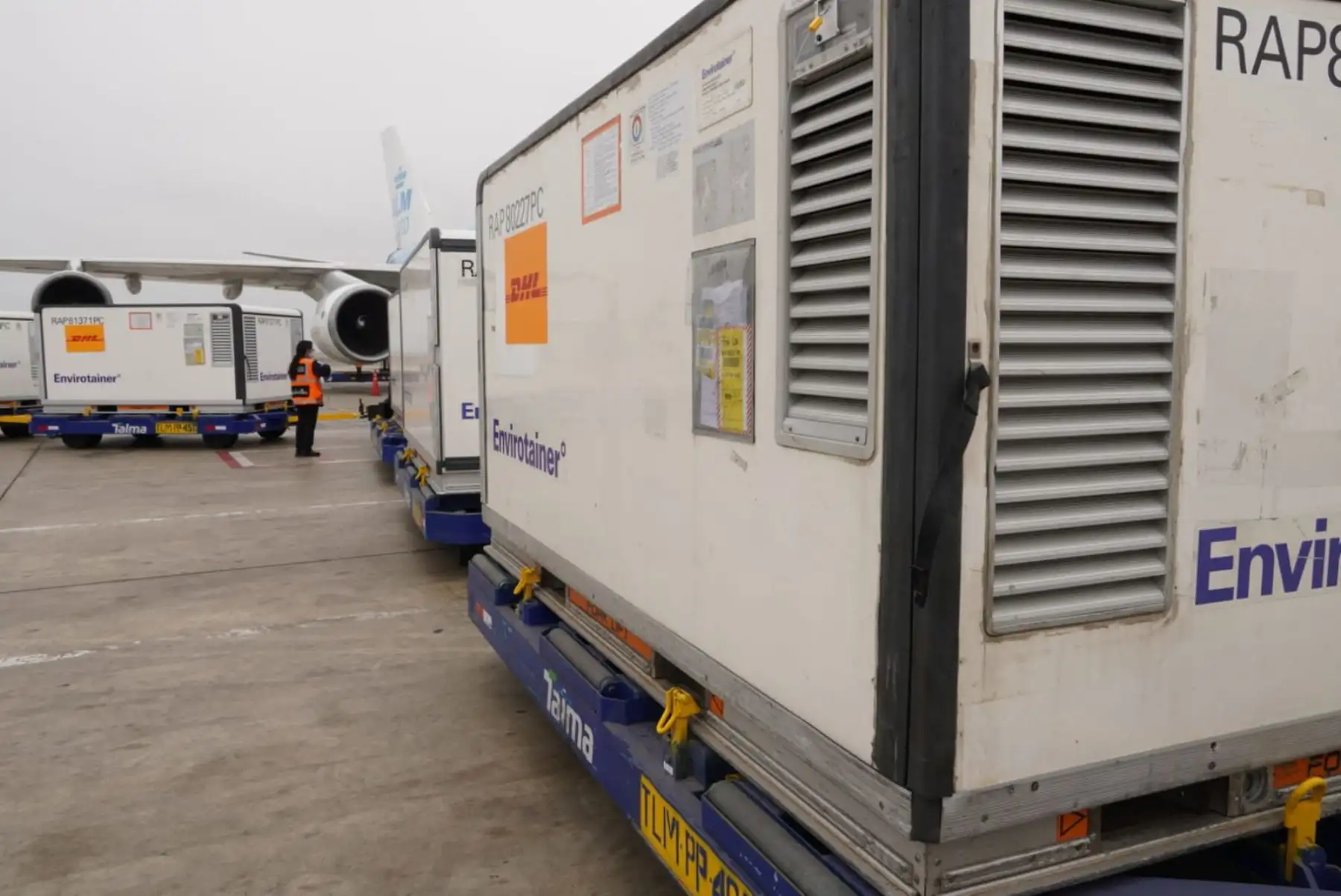 El ministro de Salud, Hernando Cevallos, supervisó esta mañana la llegada de las primeras 700 000 dosis de la vacuna Sinopharm, en el Aeropuerto Internacional Jorge Chávez, las que se complementarán con otras 300 mil que arribarán esta noche. Foto: ANDINA/Minsa