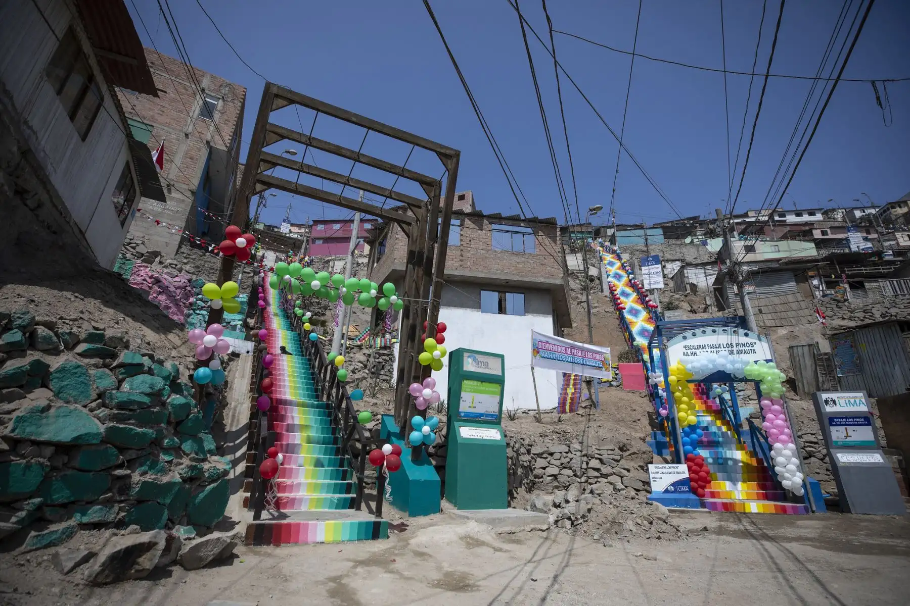 En el marco del programa Pinta Lima Bicentenario, el artista Xomatok junto a los vecinos de Alisos de Amauta en Ate, intervinieron 13 escaleras y un mural dándole color a su comunidad. 

Foto: ANDINA/Municipalidad de Lima