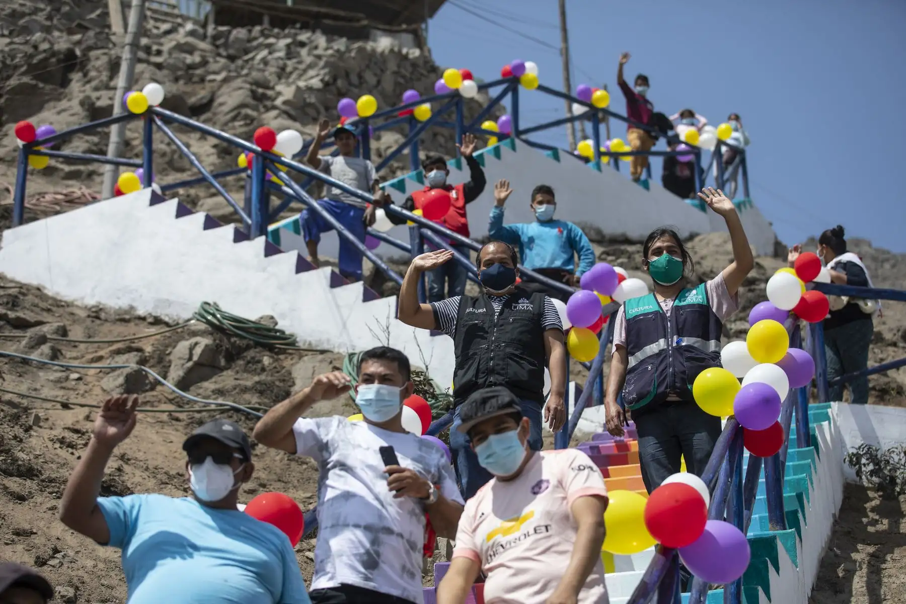 En el marco del programa Pinta Lima Bicentenario, el artista Xomatok junto a los vecinos de Alisos de Amauta en Ate, intervinieron 13 escaleras y un mural dándole color a su comunidad. 

Foto: ANDINA/Municipalidad de Lima
