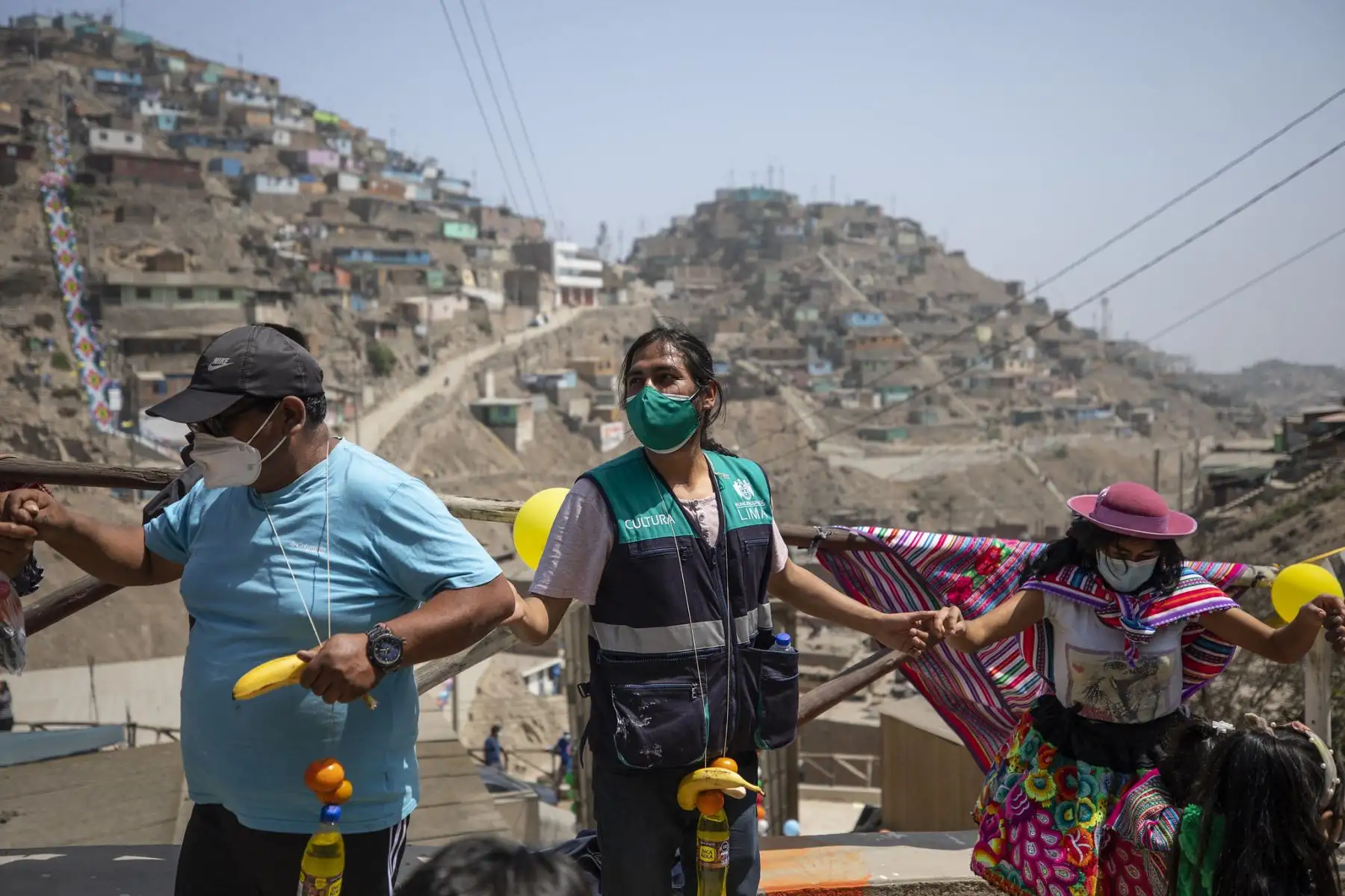 En el marco del programa Pinta Lima Bicentenario, el artista Xomatok junto a los vecinos de Alisos de Amauta en Ate, intervinieron 13 escaleras y un mural dándole color a su comunidad. 

Foto: ANDINA/Difusión