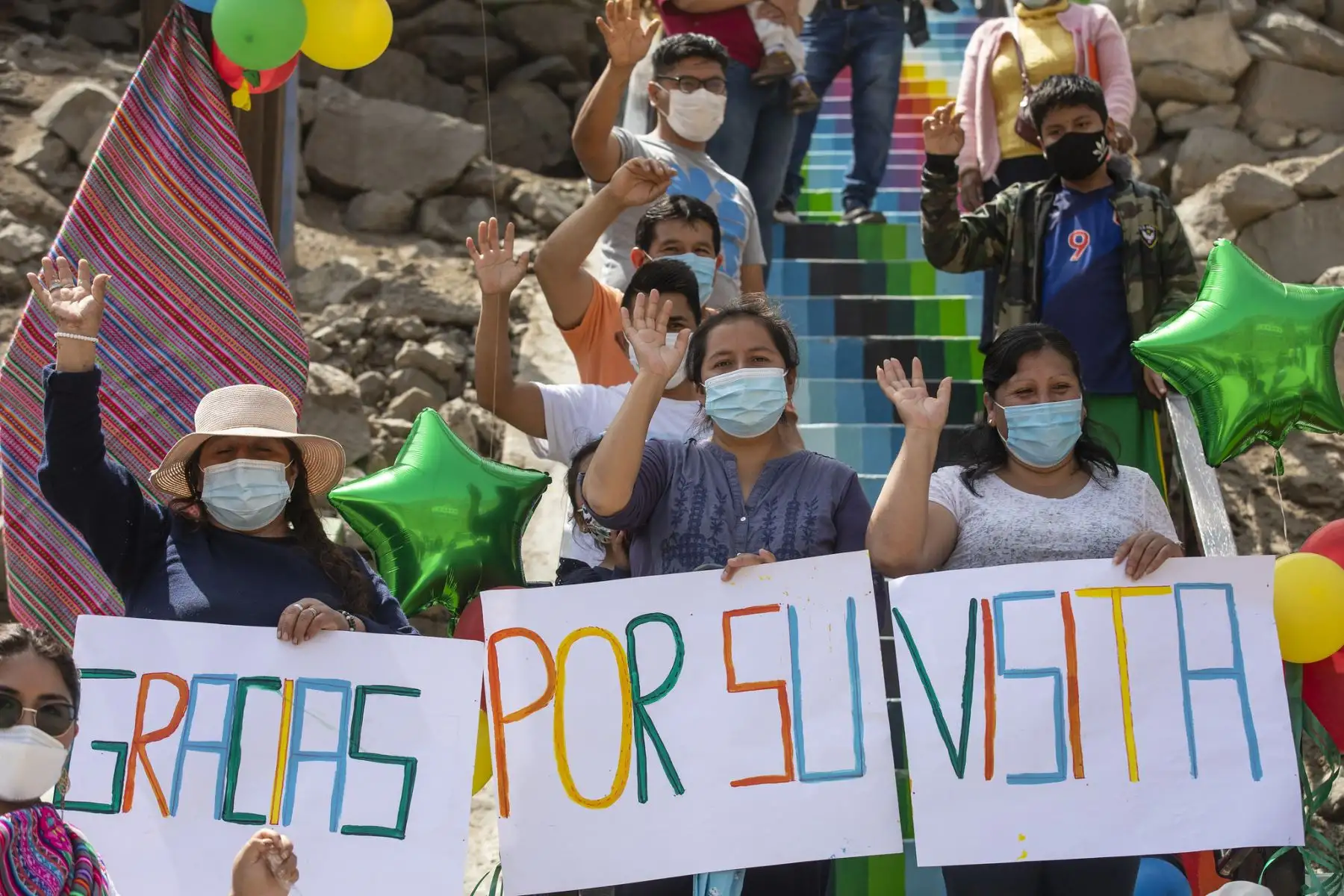 En el marco del programa Pinta Lima Bicentenario, el artista Xomatok junto a los vecinos de Alisos de Amauta en Ate, intervinieron 13 escaleras y un mural dándole color a su comunidad. 

Foto: ANDINA/Municipalidad de Lima