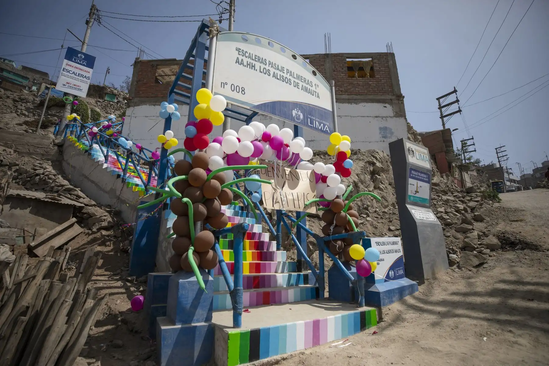 En el marco del programa Pinta Lima Bicentenario, el artista Xomatok junto a los vecinos de Alisos de Amauta en Ate, intervinieron 13 escaleras y un mural dándole color a su comunidad. 

Foto: ANDINA/Municipalidad de Lima