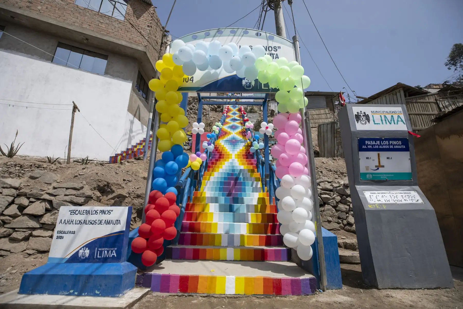 En el marco del programa Pinta Lima Bicentenario, el artista Xomatok junto a los vecinos de Alisos de Amauta en Ate, intervinieron 13 escaleras y un mural dándole color a su comunidad. 

Foto: ANDINA/Municipalidad de Lima