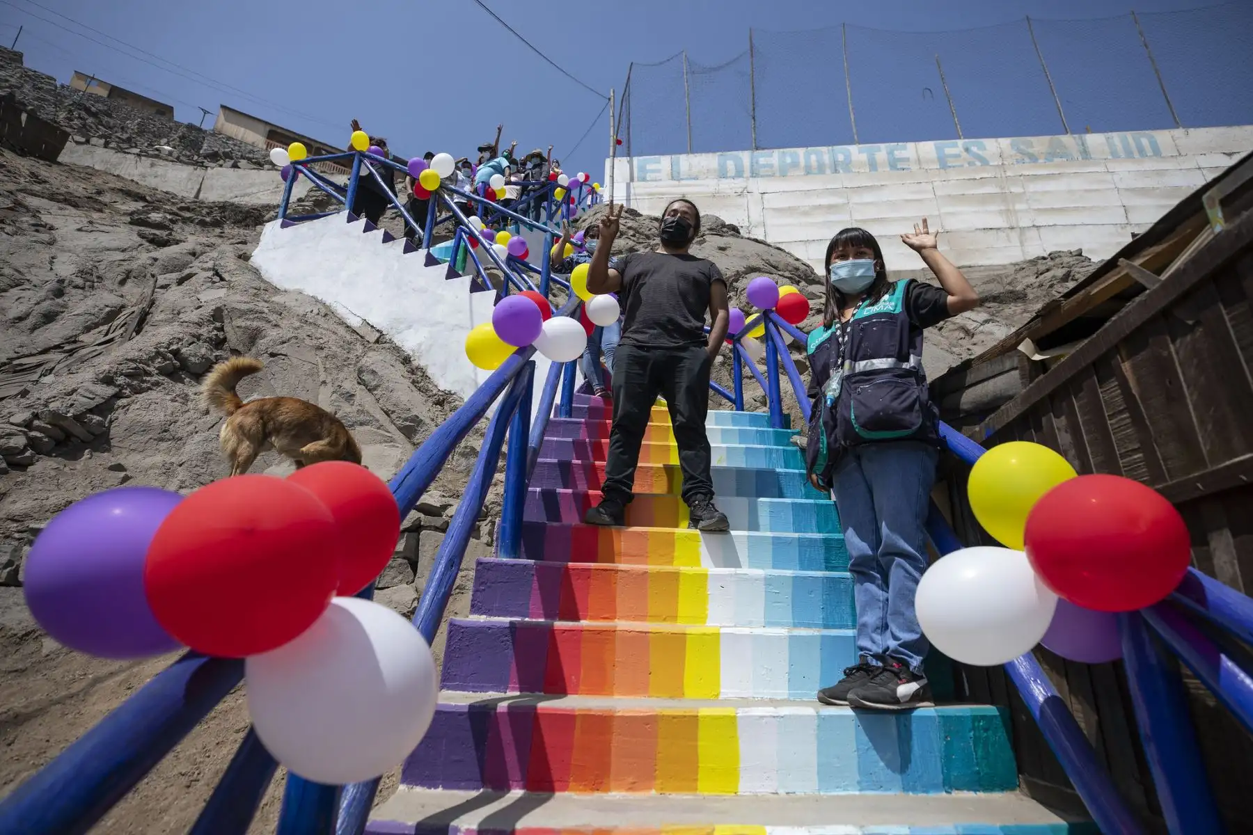 En el marco del programa Pinta Lima Bicentenario, el artista Xomatok junto a los vecinos de Alisos de Amauta en Ate, intervinieron 13 escaleras y un mural dándole color a su comunidad. 

Foto: ANDINA/Municipalidad de Lima