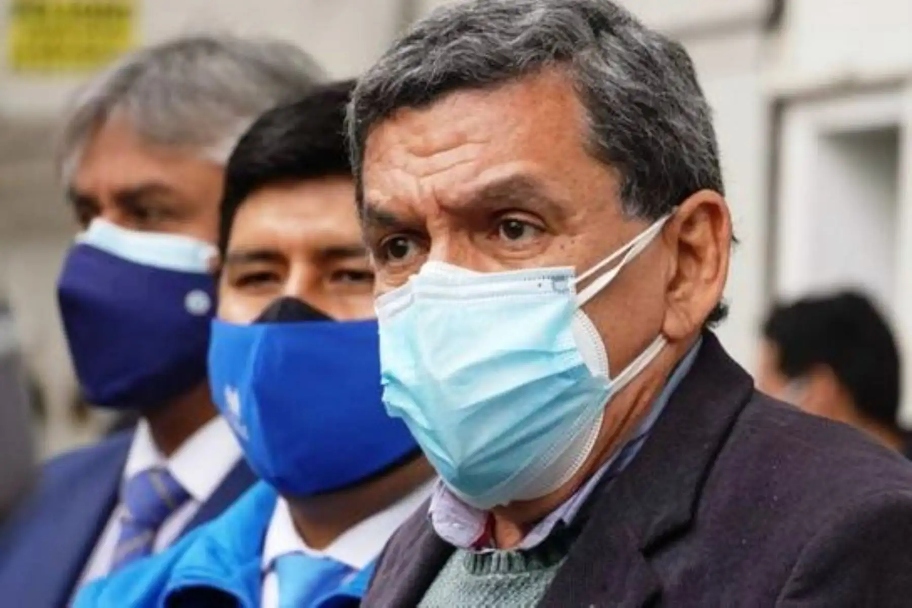 El ministro de Salud, Hernando Cevallos, declara a la prensa tras supervisar la llegada de las dosis de la vacuna de Sinopharm a la sede del Cenares. Foto: ANDINA/Difusión.