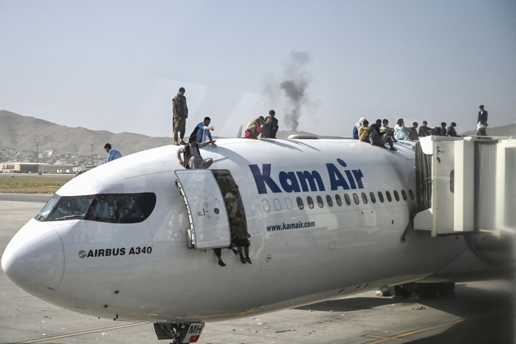 Afganos suben a un avión mientras esperan en el aeropuerto de Kabul  después del de la guerra de 20 años de Afganistán, mientras miles de personas asaltaron el aeropuerto de la ciudad tratando de huir de la temida marca de línea dura del grupo.

Foto: AFP