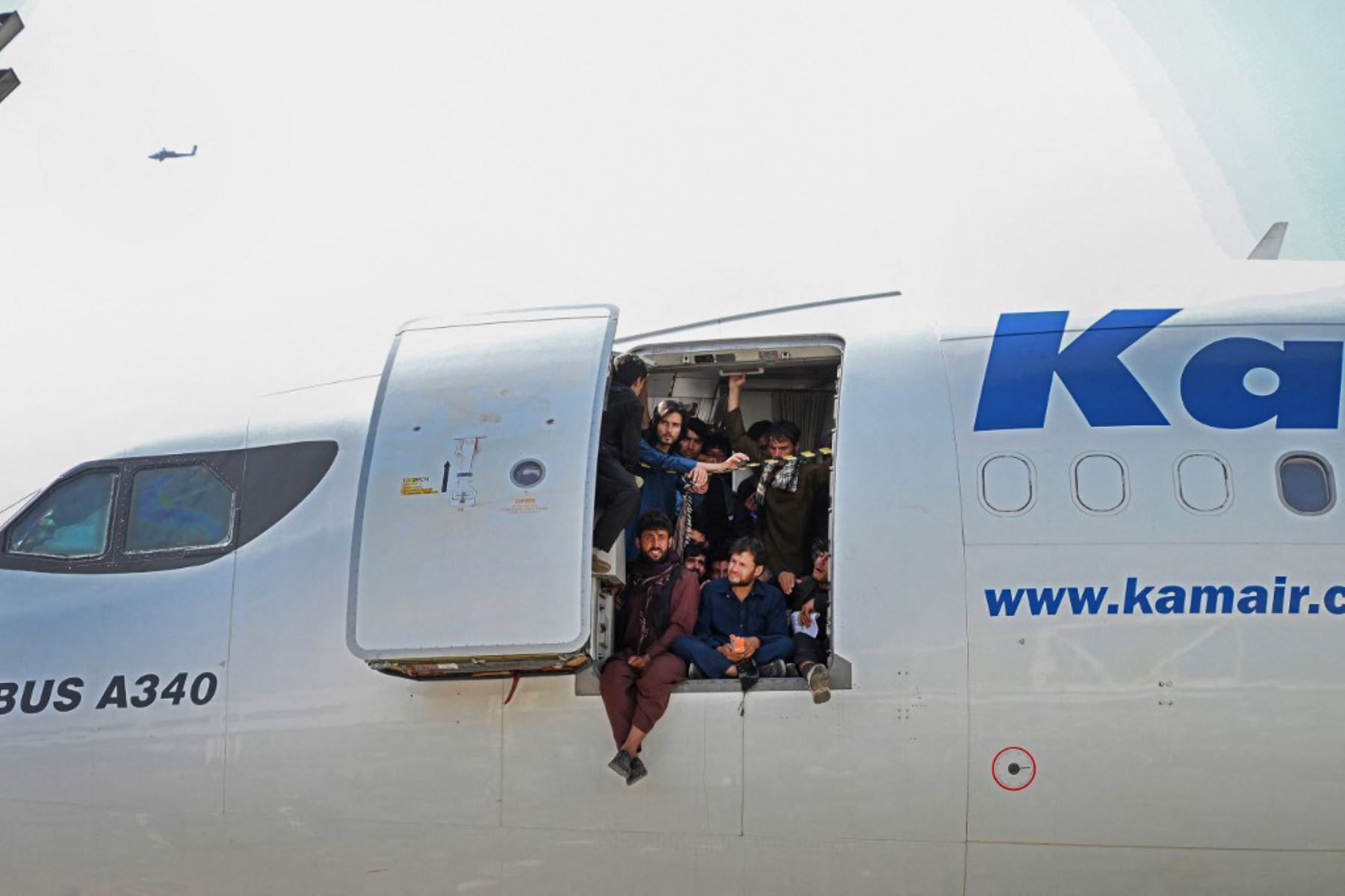 Afganos suben a un avión mientras esperan en el aeropuerto de Kabul  después del final de la guerra de 20 años de Afganistán, mientras miles de personas asaltaron el aeropuerto de la ciudad tratando de huir de la temida marca de línea dura del grupo.

Foto: AFP