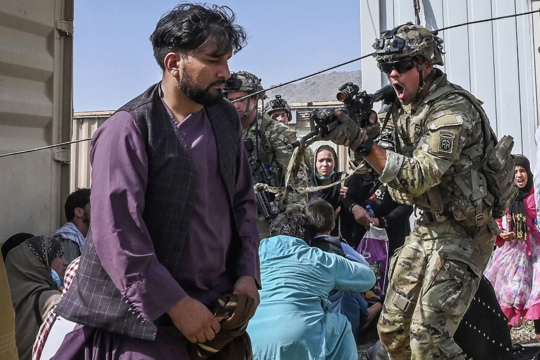 Afganos se amontonan en aeropuerto de Kabul después del final de la guerra de 20 años de Afganistán, mientras miles de personas asaltaron el aeropuerto de la ciudad tratando de huir de la temida marca de línea dura del grupo.

Foto: AFP
