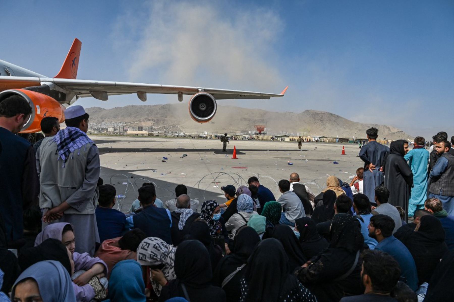 Afganos se amontonan en aeropuerto de Kabul después del final de la guerra de 20 años de Afganistán, mientras miles de personas asaltaron el aeropuerto de la ciudad tratando de huir de la temida marca de línea dura del grupo.

Foto: AFP