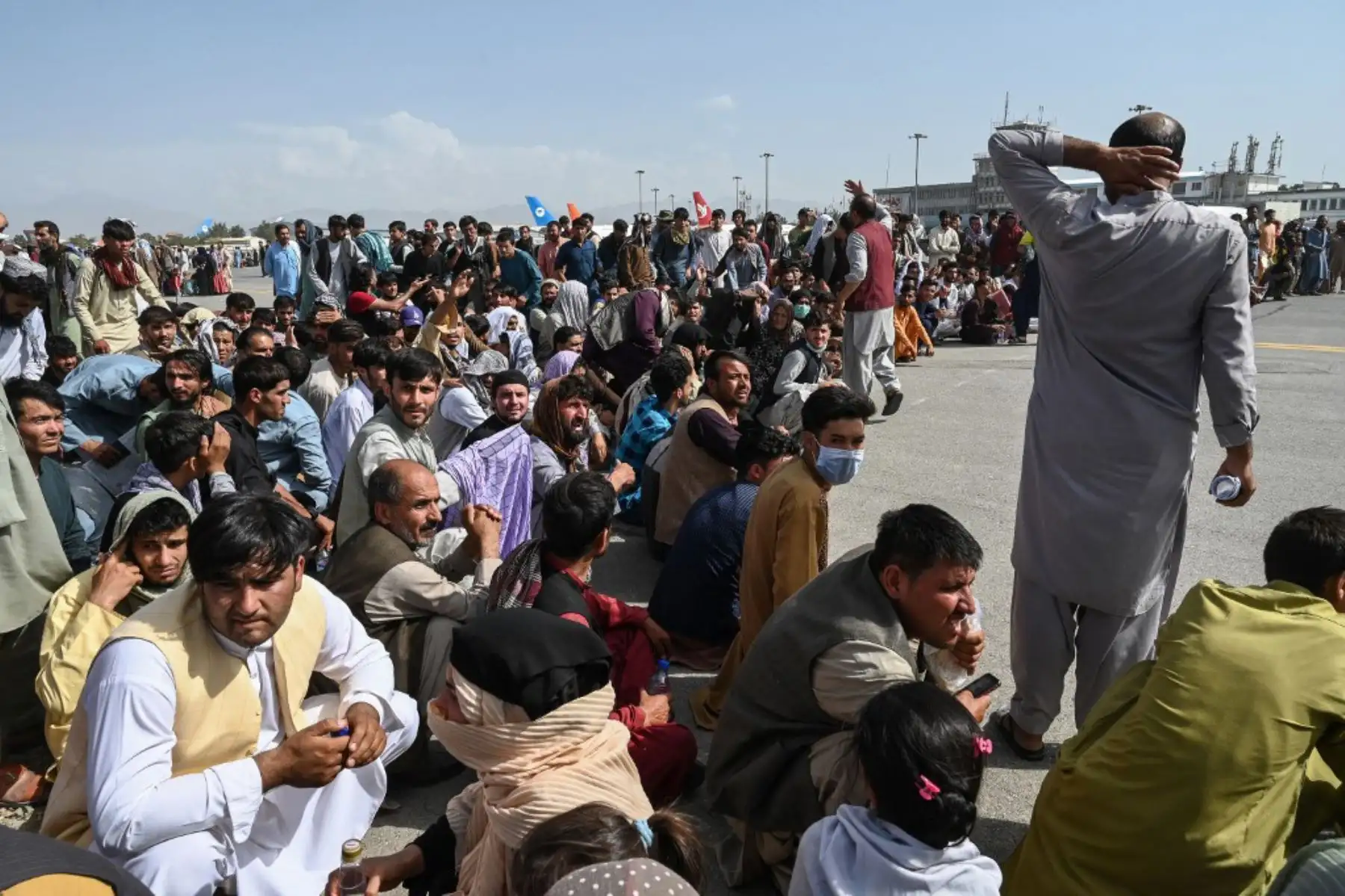 Pasajeros afganos esperan para salir del aeropuerto de Kabul después del final rápido de la guerra de 20 años de Afganistán, mientras miles de personas asaltaban el aeropuerto de la ciudad tratando de huir del temido tipo de gobierno islamista de línea dura del grupo.

Foto: AFP