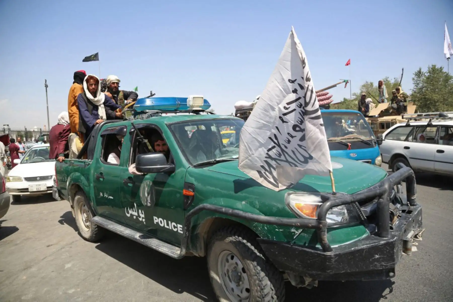 Combatientes talibanes patrullan las calles de Kabul después del final de la guerra de 20 años de Afganistán, mientras miles de personas asaltaban el aeropuerto de la ciudad tratando de huir del temido tipo de gobierno islamista de línea dura del grupo.

Foto: AFP