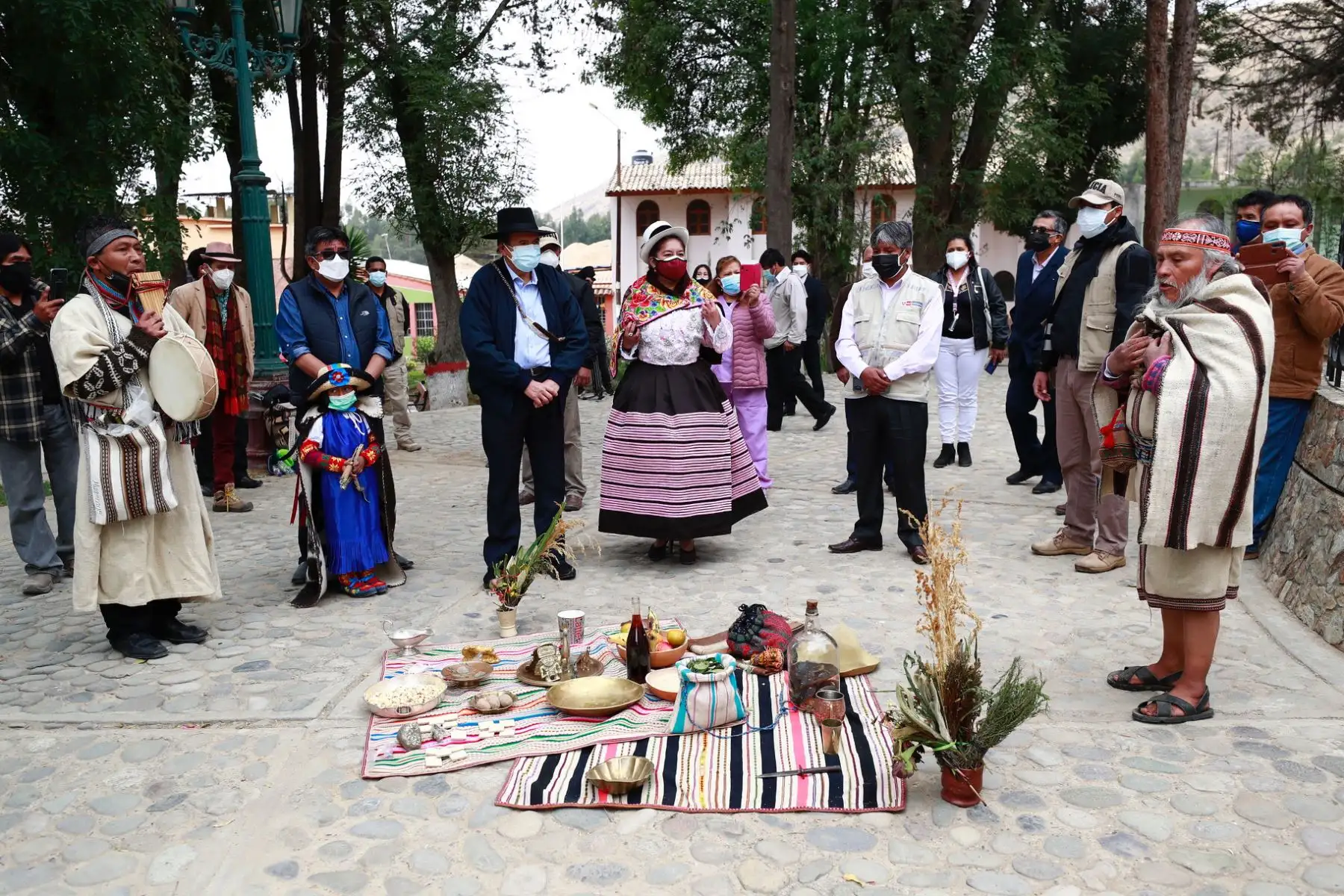 El ministro de Cultura, Ciro Gálvez, arribó a la ciudad de Jauja, región Junín, para cumplir con una serie de actividades y reuniones relacionadas al sector. Como primera actividad, el ministro de Cultura participó de un ritual andino de bienvenida a su llegada al distrito de Mito, provincia de Concepción.

Foto:ANDINA/Ministerio de Cultura