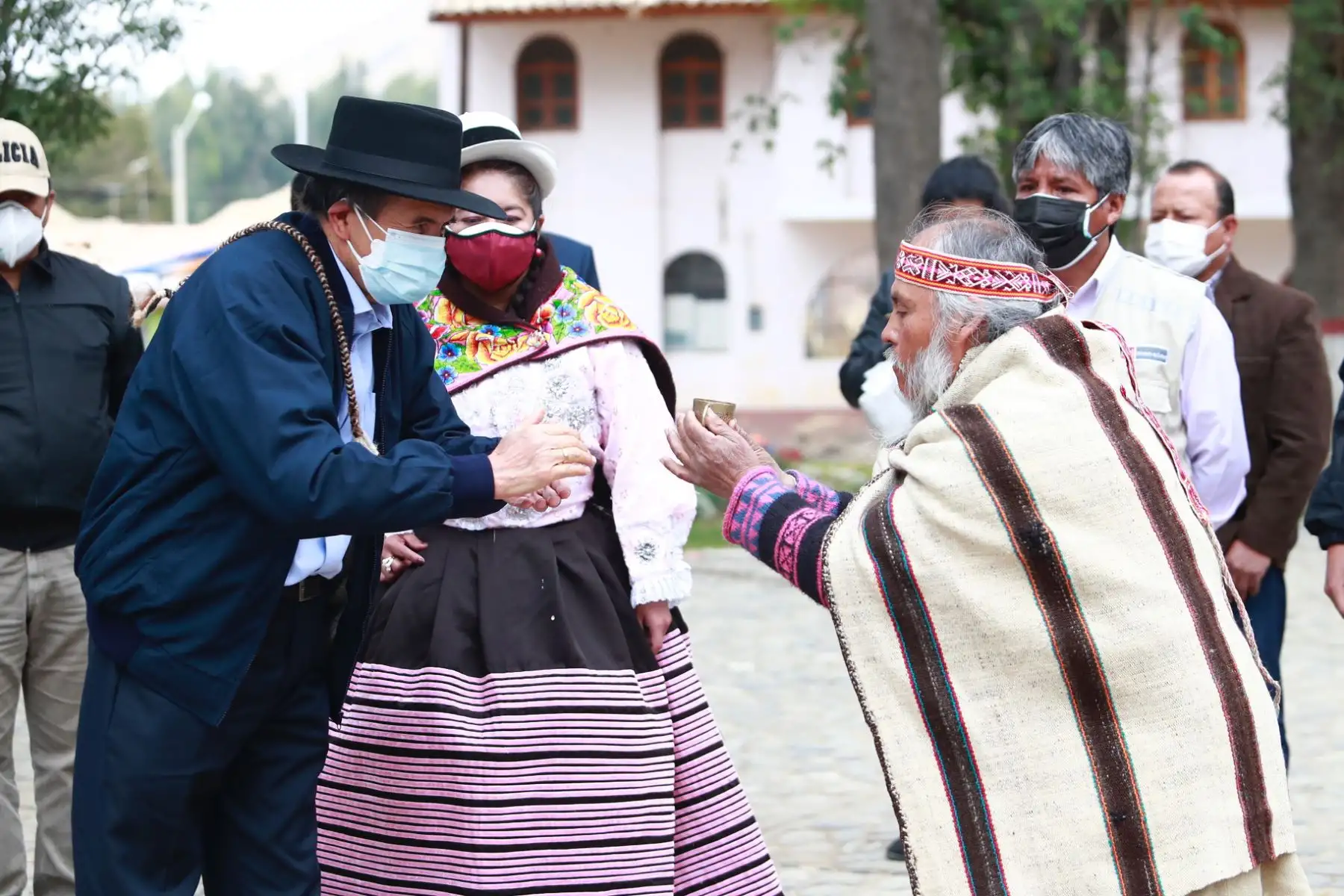 El ministro de Cultura, Ciro Gálvez, arribó a la ciudad de Jauja, región Junín, para cumplir con una serie de actividades y reuniones relacionadas al sector. Como primera actividad, el ministro de Cultura participó de un ritual andino de bienvenida a su llegada al distrito de Mito, provincia de Concepción.

Foto:ANDINA/Ministerio de Cultura