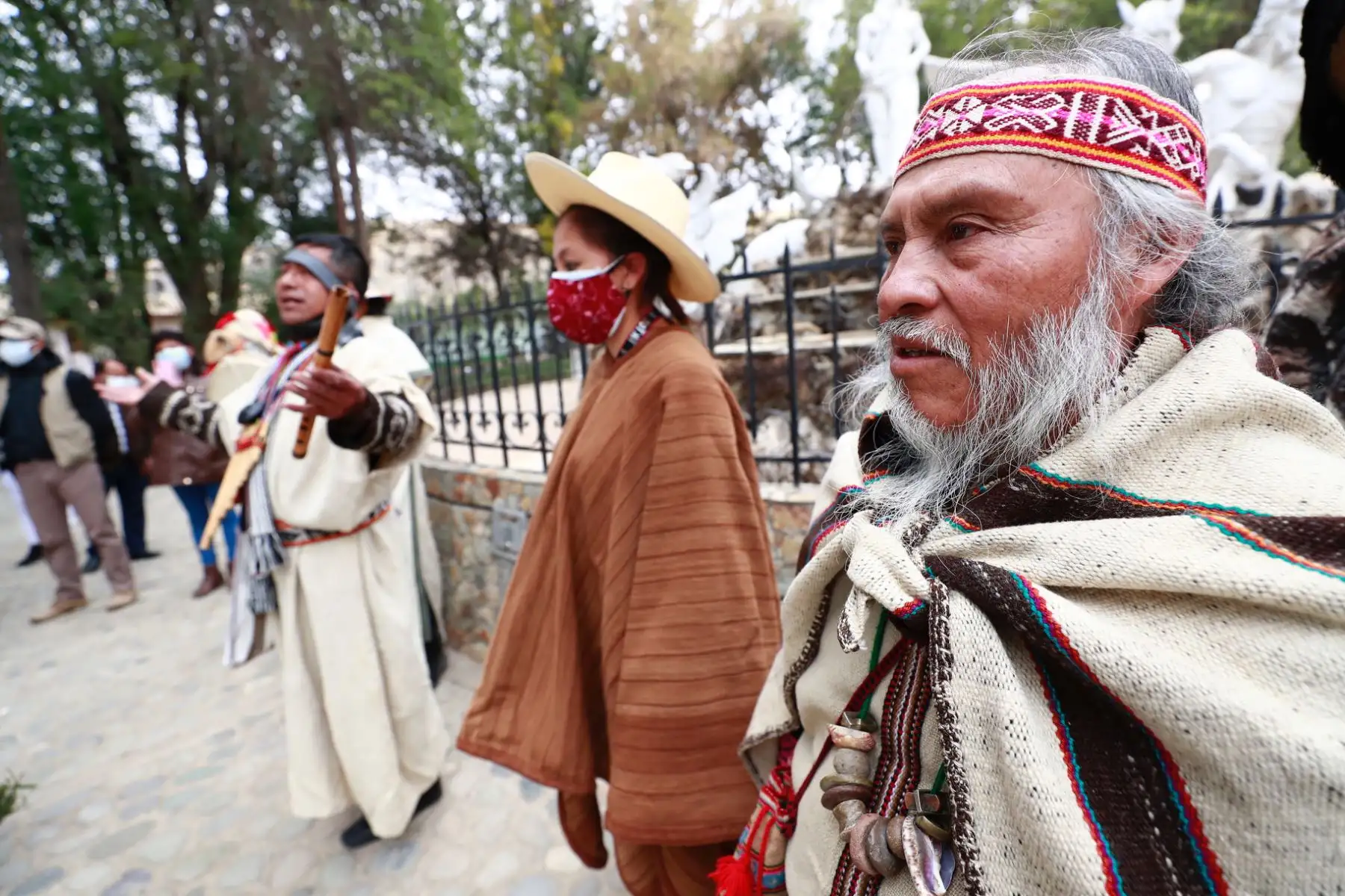El ministro de Cultura, Ciro Gálvez, arribó a la ciudad de Jauja, región Junín, para cumplir con una serie de actividades y reuniones relacionadas al sector. Como primera actividad, el ministro de Cultura participó de un ritual andino de bienvenida a su llegada al distrito de Mito, provincia de Concepción.

Foto:ANDINA/Ministerio de Cultura