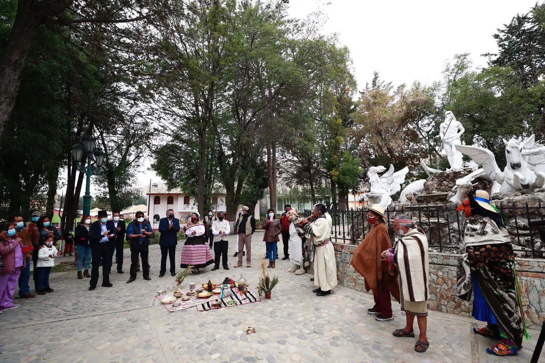 El ministro de Cultura, Ciro Gálvez, arribó a la ciudad de Jauja, región Junín, para cumplir con una serie de actividades y reuniones relacionadas al sector. Como primera actividad, el ministro de Cultura participó de un ritual andino de bienvenida a su llegada al distrito de Mito, provincia de Concepción.

Foto:ANDINA/Ministerio de Cultura