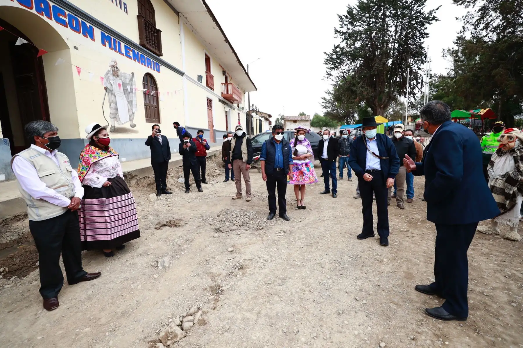 El ministro de Cultura, Ciro Gálvez, arribó a la ciudad de Jauja, región Junín, para cumplir con una serie de actividades y reuniones relacionadas al sector. Como primera actividad, el ministro de Cultura participó de un ritual andino de bienvenida a su llegada al distrito de Mito, provincia de Concepción.

Foto:ANDINA/Ministerio de Cultura