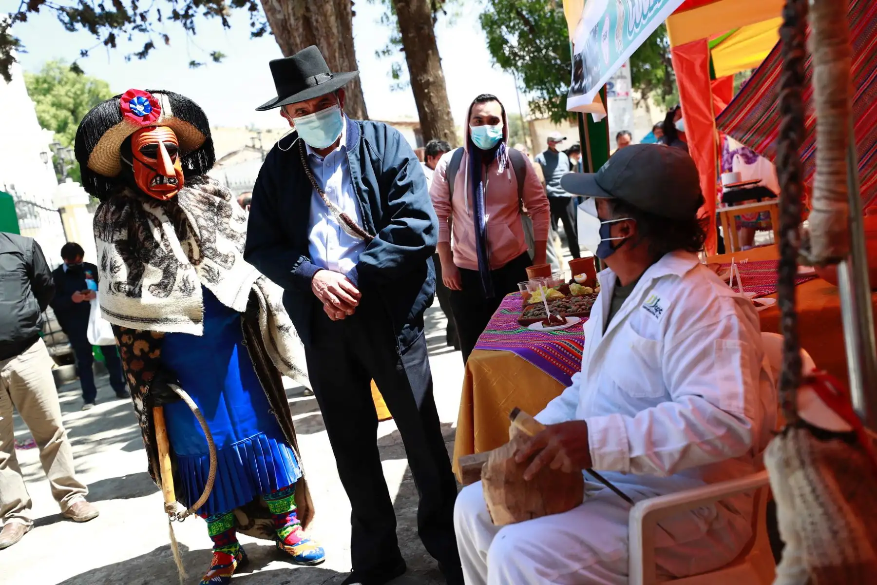 El ministro de Cultura, Ciro Gálvez, se reunió con las autoridades locales y diversos beneficiarios de los apoyos económicos para la Cultura en el marco de la pandemia.

Foto:ANDINA/Ministerio de Cultura