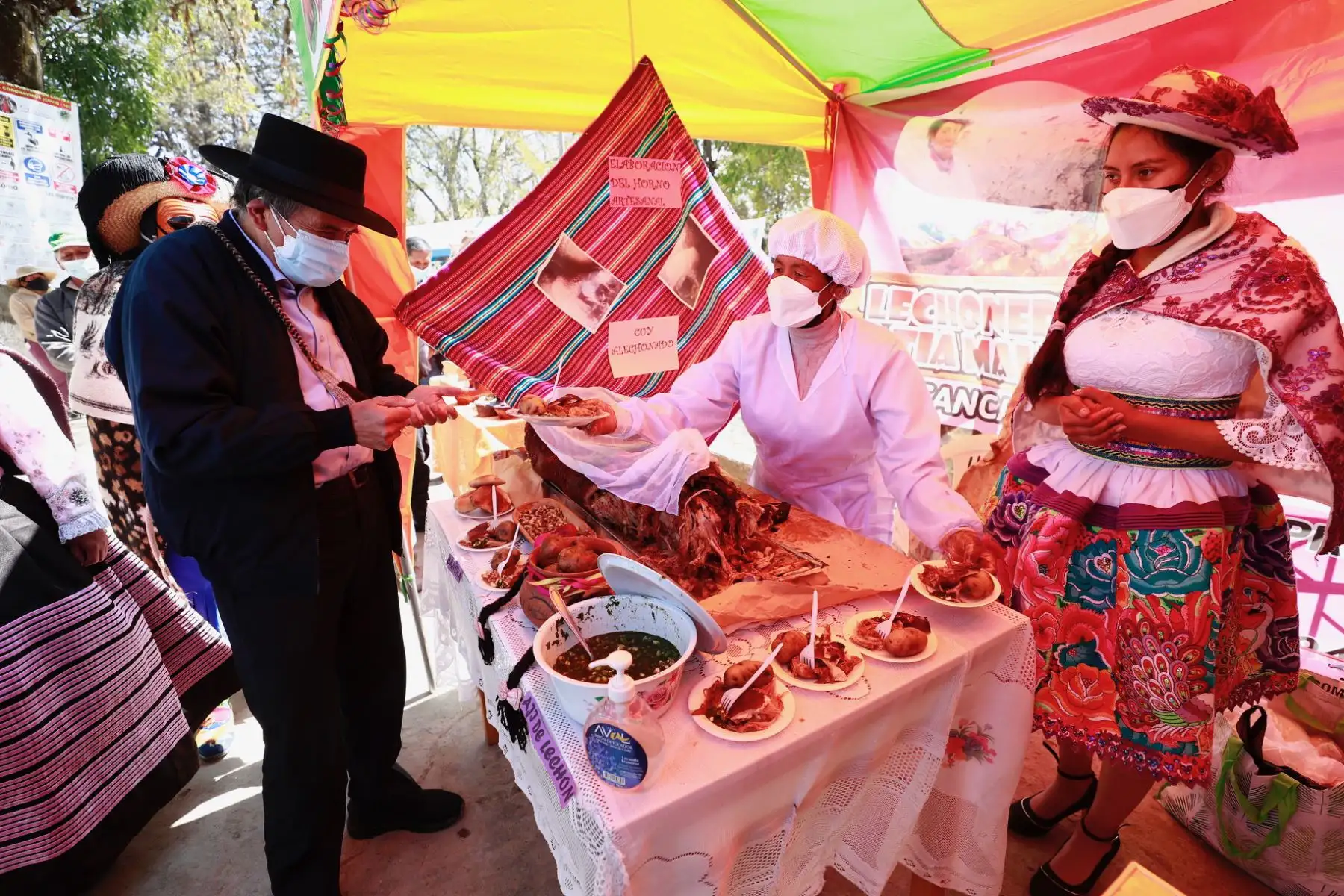 El ministro de Cultura, Ciro Gálvez, se reunió con las autoridades locales y diversos beneficiarios de los apoyos económicos para la Cultura en el marco de la pandemia.

Foto:ANDINA/Ministerio de Cultura