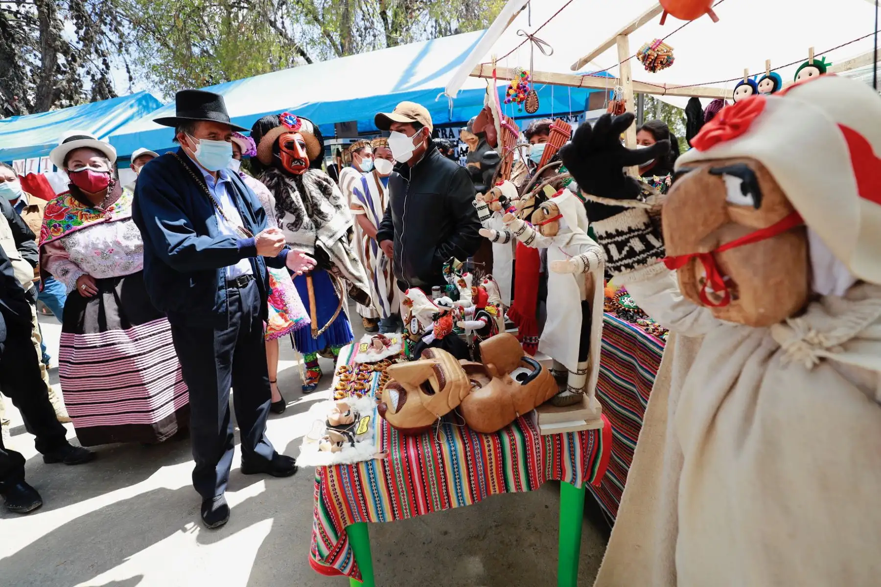 El ministro de Cultura, Ciro Gálvez, se reunió con las autoridades locales y diversos beneficiarios de los apoyos económicos para la Cultura en el marco de la pandemia.

Foto:ANDINA/Ministerio de Cultura