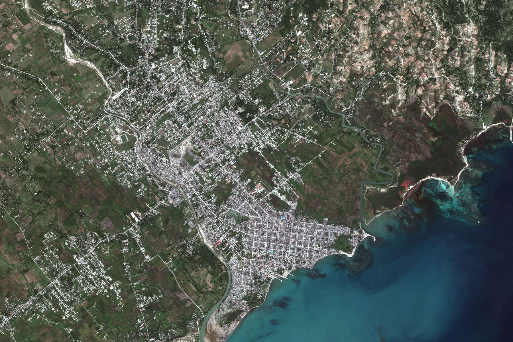 Imagen satelital distribuida  por Maxar Technologies muestra una descripción general de la ciudad de las calles en Haití  después de que un terremoto de magnitud 7.2 sacudiera la península suroeste del país.
Foto: AFP