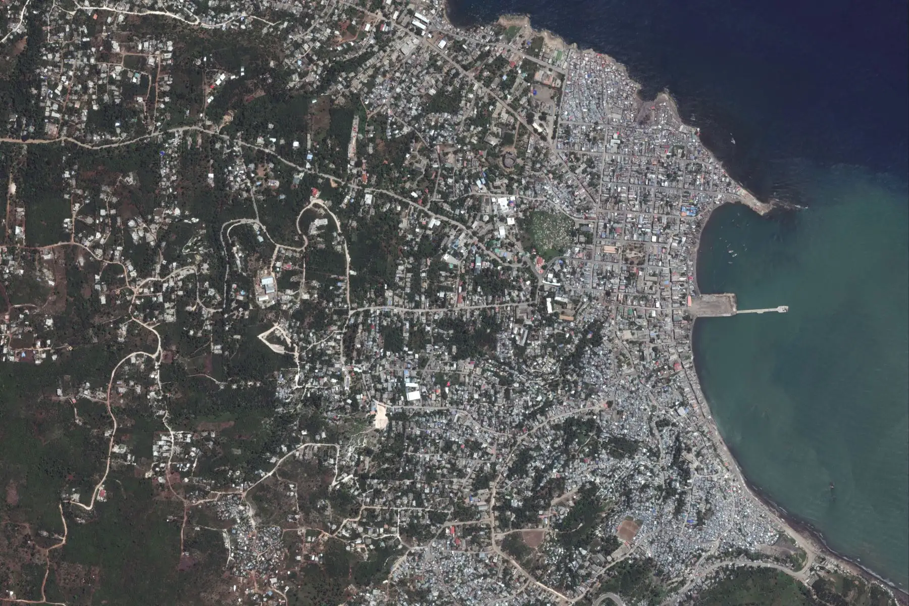 2021. Imagen satelital distribuida  por Maxar Technologies muestra una descripción general de la ciudad de las calles en Haití  después de que un terremoto de magnitud 7.2 sacudiera la península suroeste del país.
Foto: AFP