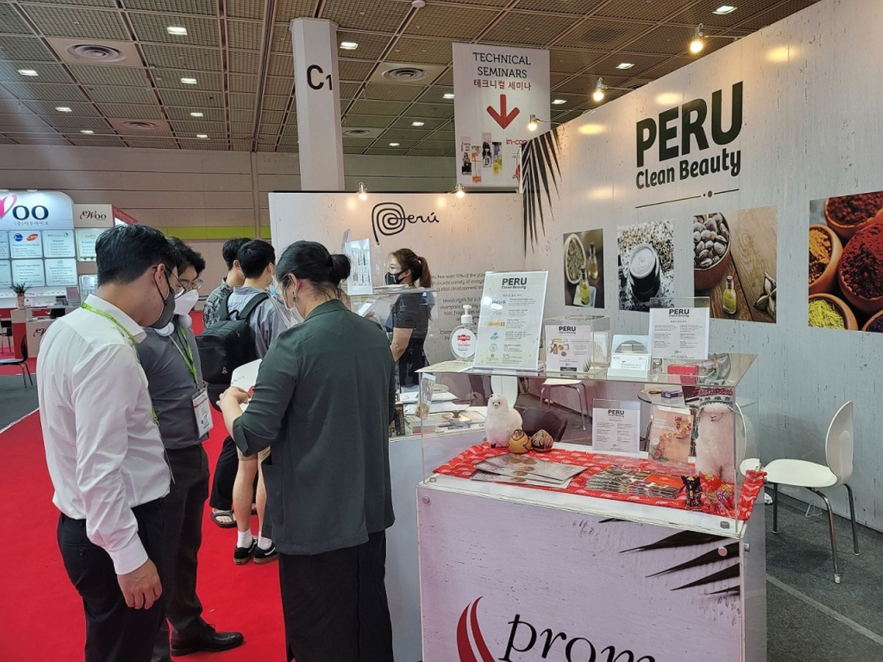 Promperú presentó productos de seis pymes en In Cosmetics Korea, bajo el lema Perú Clean Beauty. Cortesía Promperú