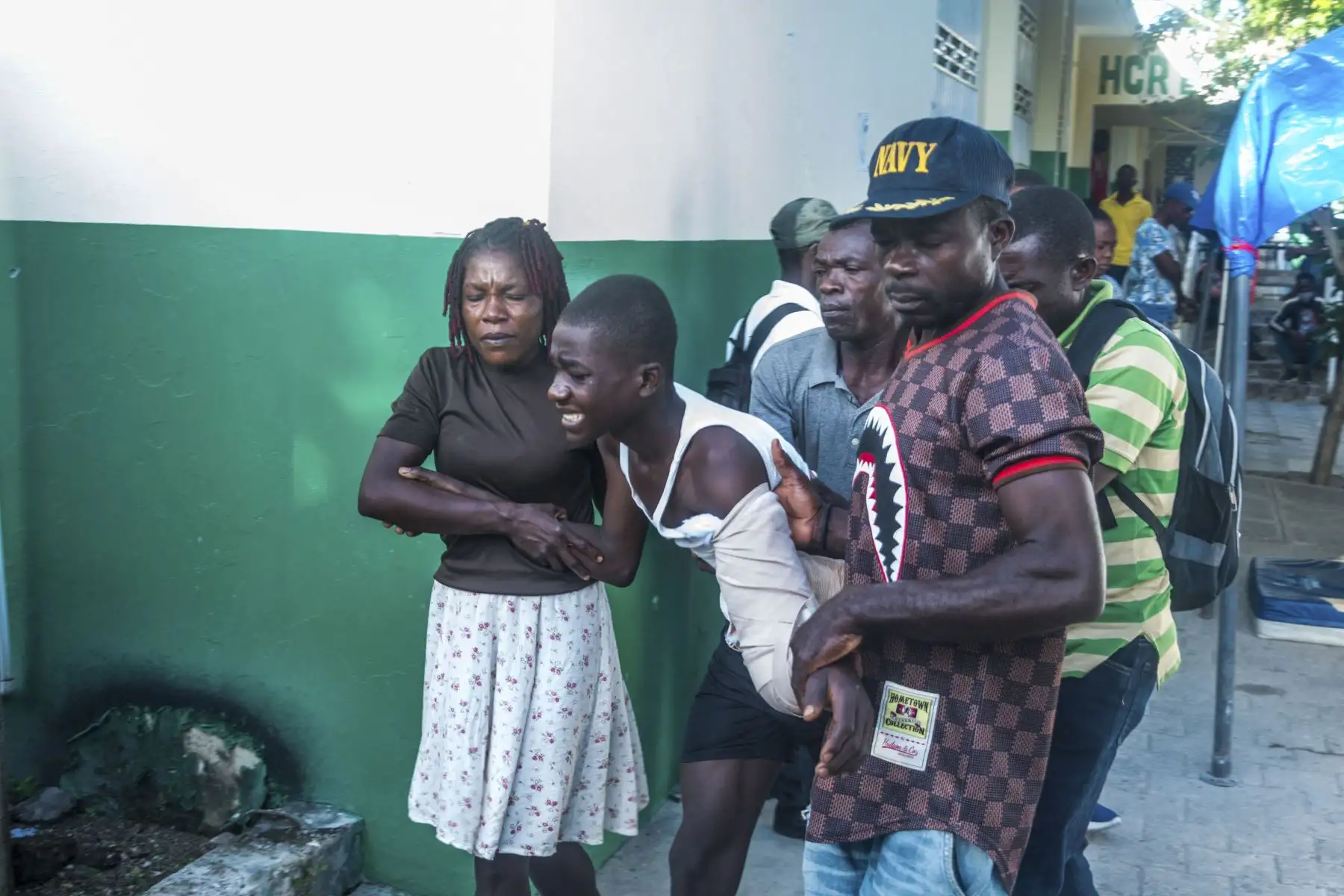 2021. Un joven herido como resultado del terremoto es apoyado por sus familiares en el hospital "Communautaire de Référence" en Port-Salut, Haití.
Foto: AFP