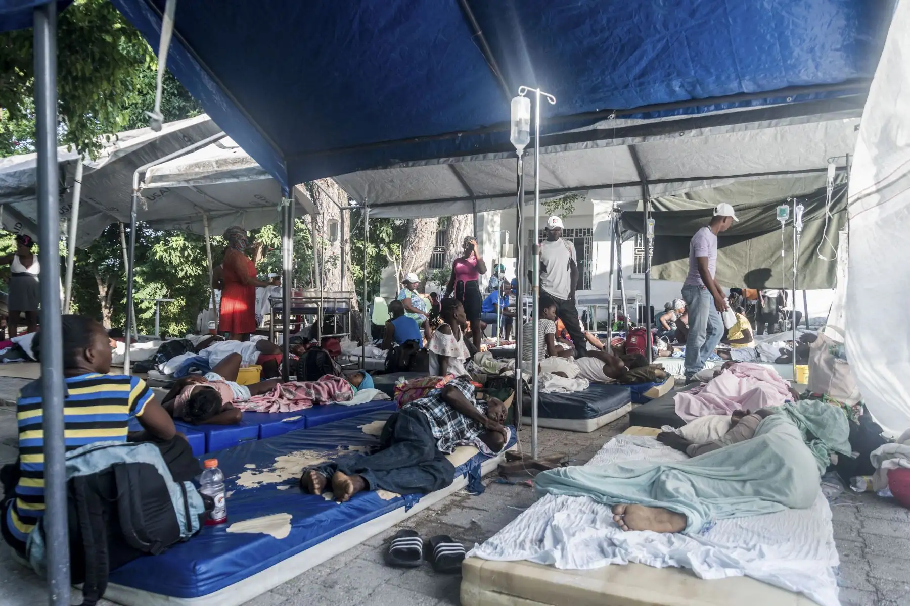 2021. El patio del hospital "Community Reference" de Port-Salut, recibe a las víctimas del terremoto de varias localidades como Coteaux, Les Anglais, Tiburon y Port-à-Piment, Haití.
Foto: AFP