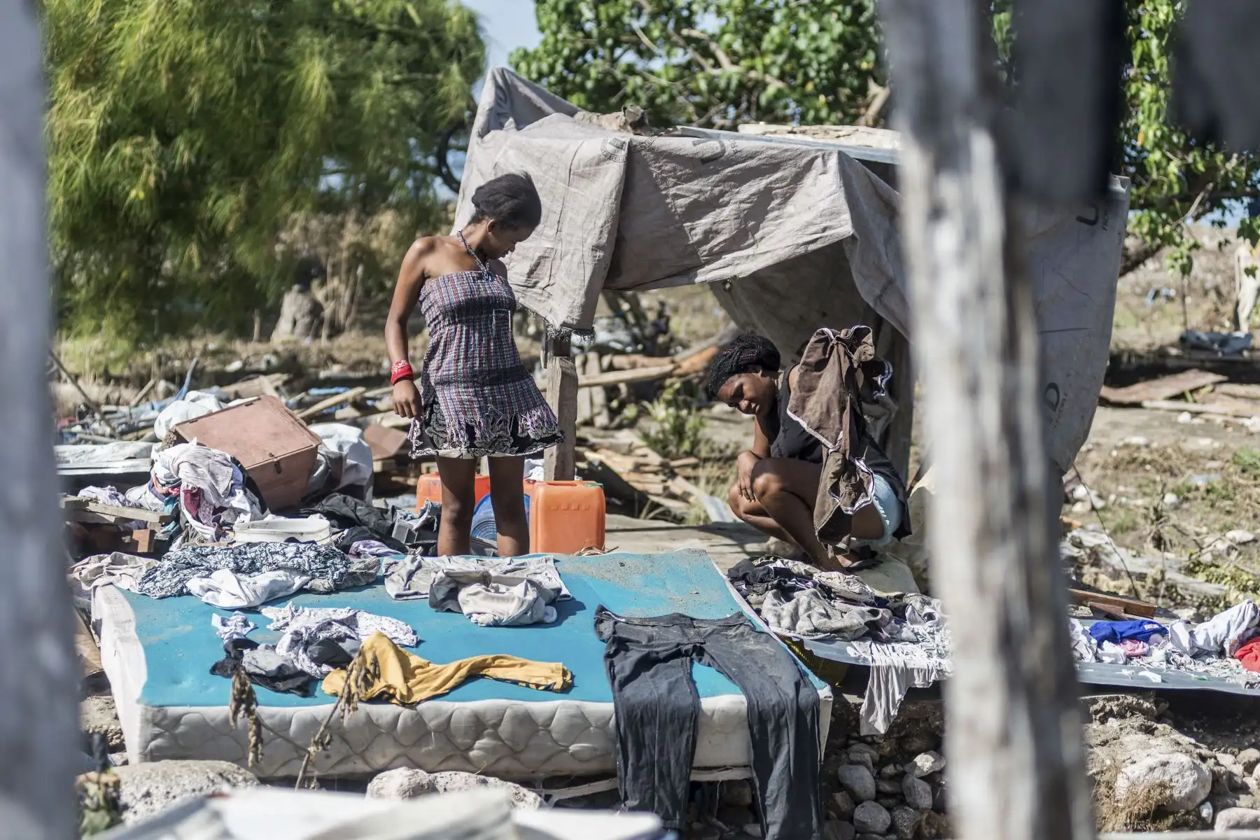 2021. La gente limpia lo que queda de su hogar, ya que las pequeñas casas cerca de la costa fueron severamente dañadas por el desbordamiento del mar inmediatamente después del terremoto en Port-a-Piment, Haití.
Foto: AFP