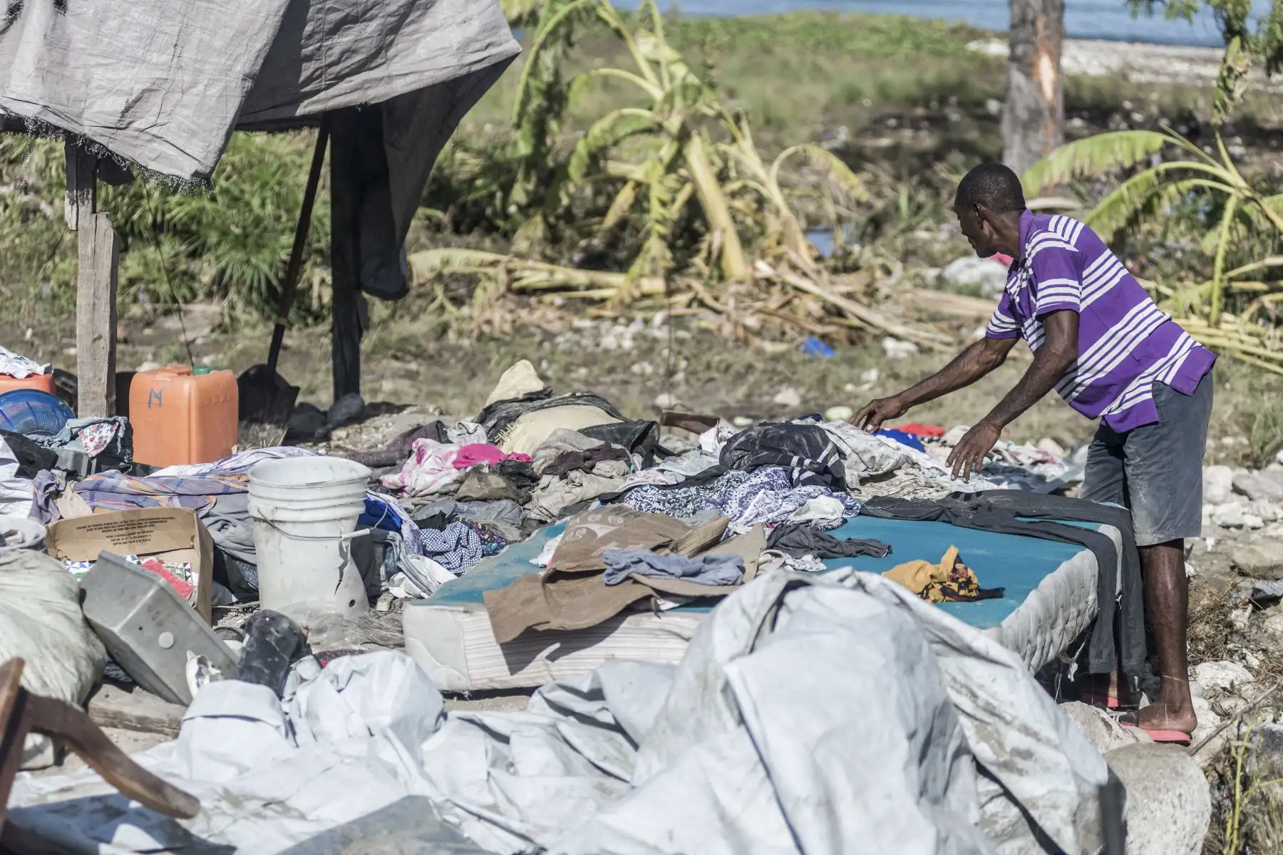 Un hombre limpia lo que queda de su casa, ya que las pequeñas casas cerca de la costa fueron severamente dañadas por el desbordamiento del mar inmediatamente después del terremoto en Port-a-Piment, Haití.
Foto: AFP