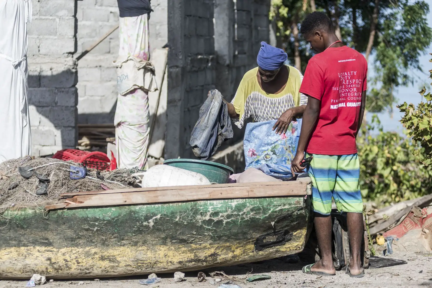 La gente limpia lo que queda de su hogar, ya que las pequeñas casas cerca de la costa fueron severamente dañadas por el desbordamiento del mar inmediatamente después del terremoto en Port-a-Piment, Haití.
Foto: AFP