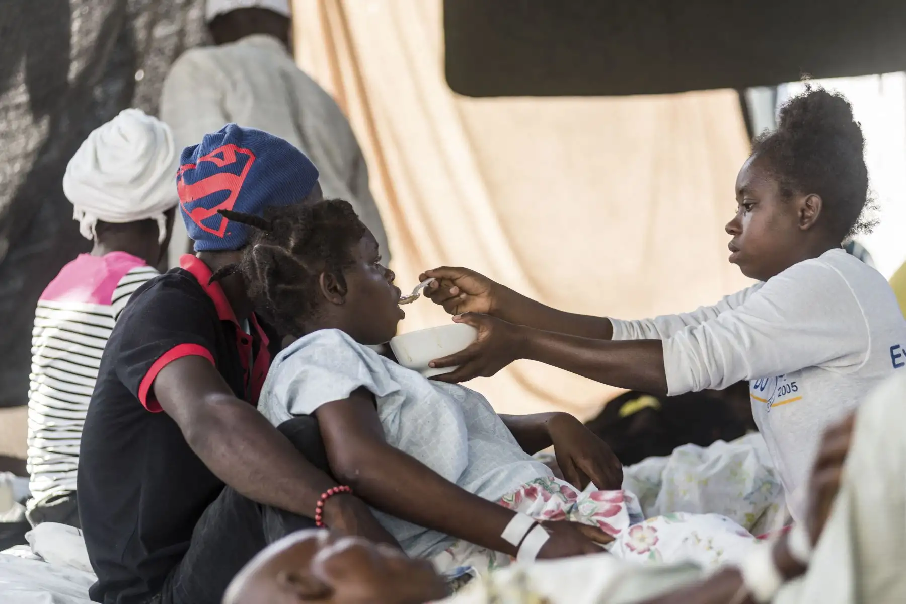 Una joven herida como resultado del terremoto es alimentada por sus familiares en el hospital "Communautaire de Référence" en Port-Salut, Haití.
Foto: AFP