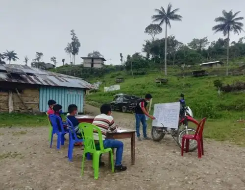 Conoce a Neyber Terrones Díaz, el joven talento estudiante de la Universidad de San Marcos, natural de Amazonas, que viaja en moto para enseñar a niños de comunidades alejadas de esa región. ANDINA/Difusión