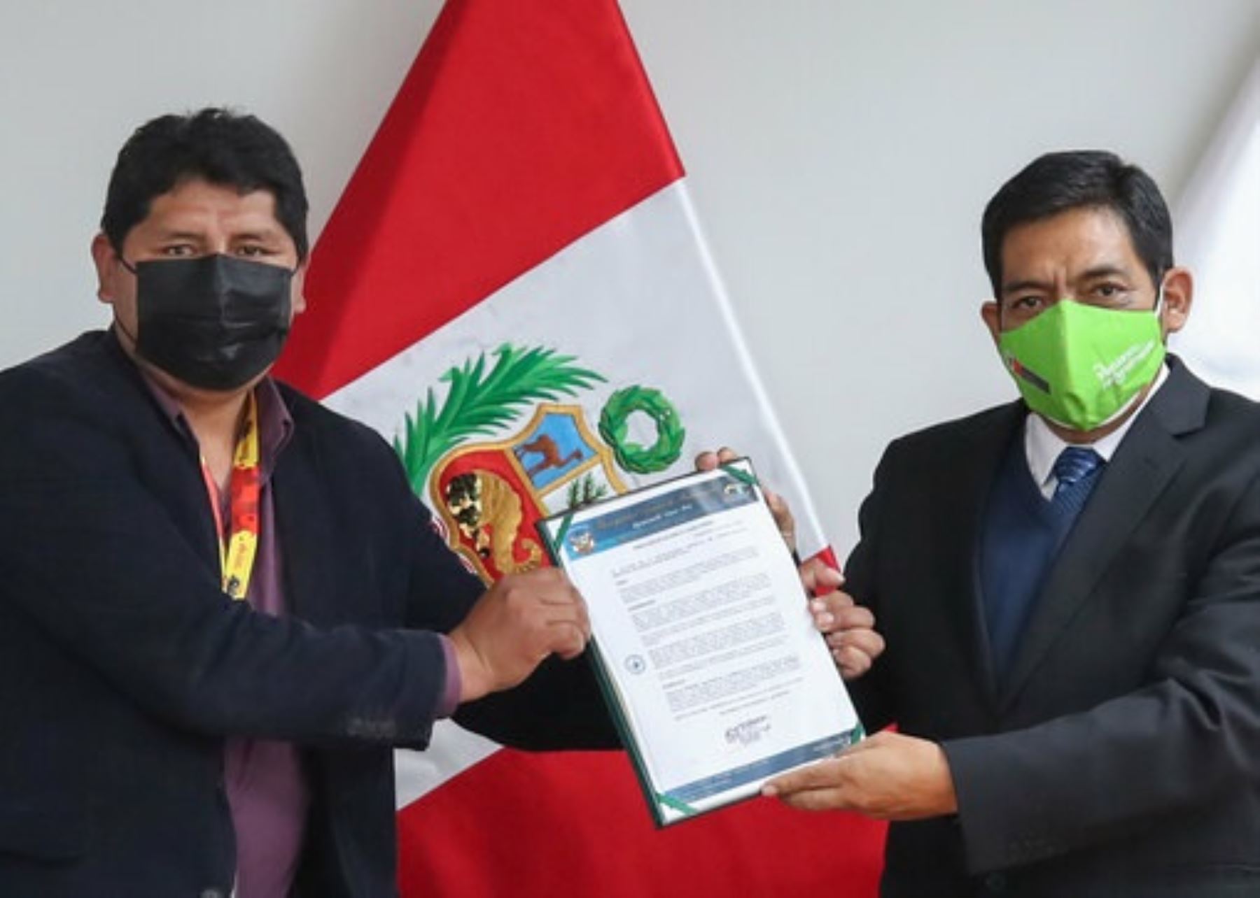 Ministerio del Ambiente recibe reconocimiento de Municipalidad de Andahuaylillas por acciones sectoriales que permitieron sofocar incendio forestal en dicho distrito de Cusco.