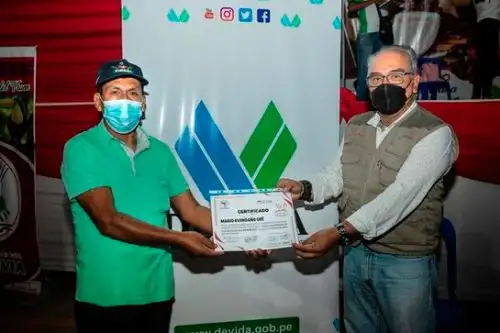 Vidal Pozo Medina (izquierda), ganador del concurso para seleccionar al mejor café del Vraem. Foto: ANDINA/Devida