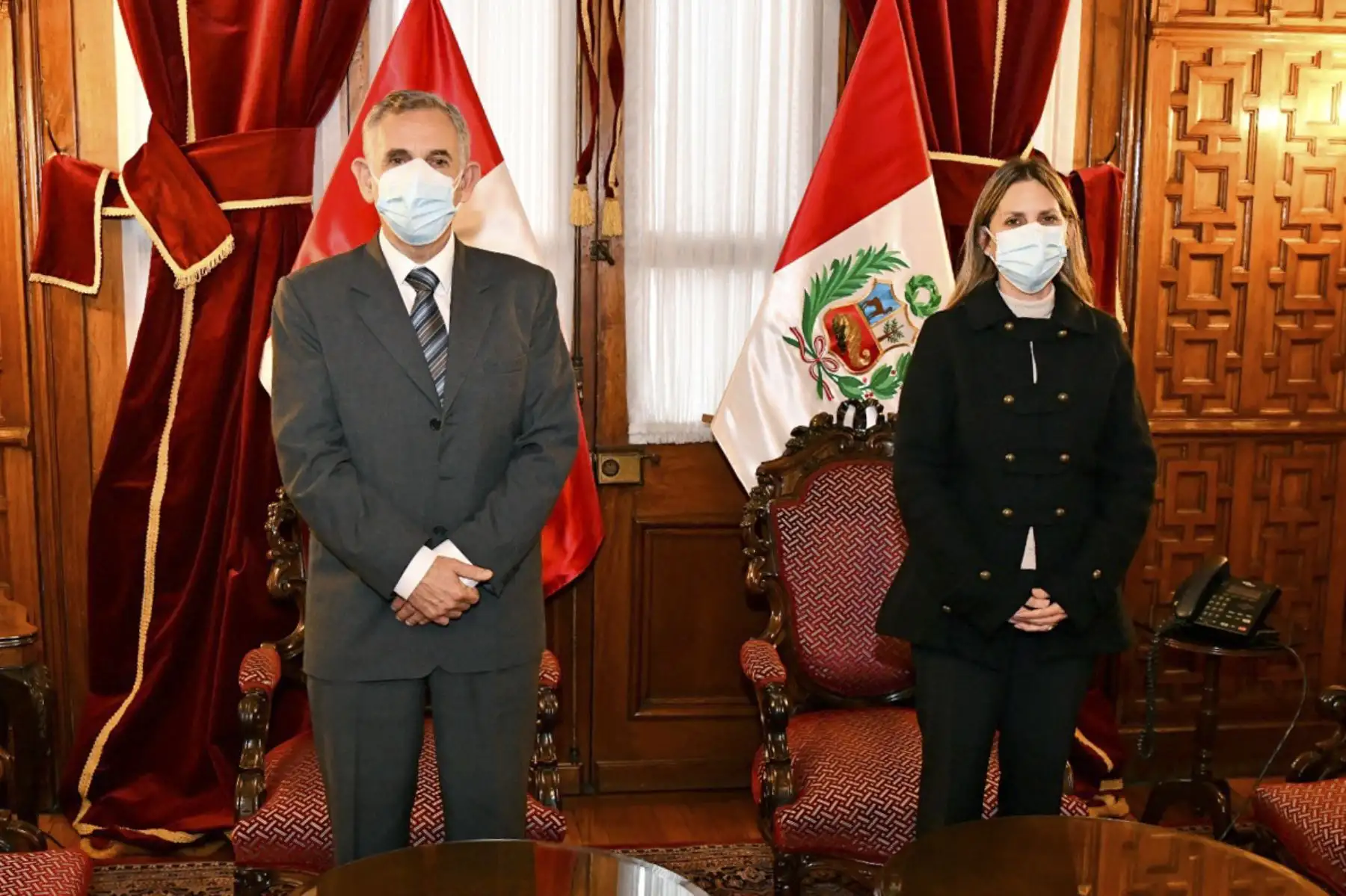 El ministro Pedro Francke visitó la sede del Parlamento hoy. Foto: MEF