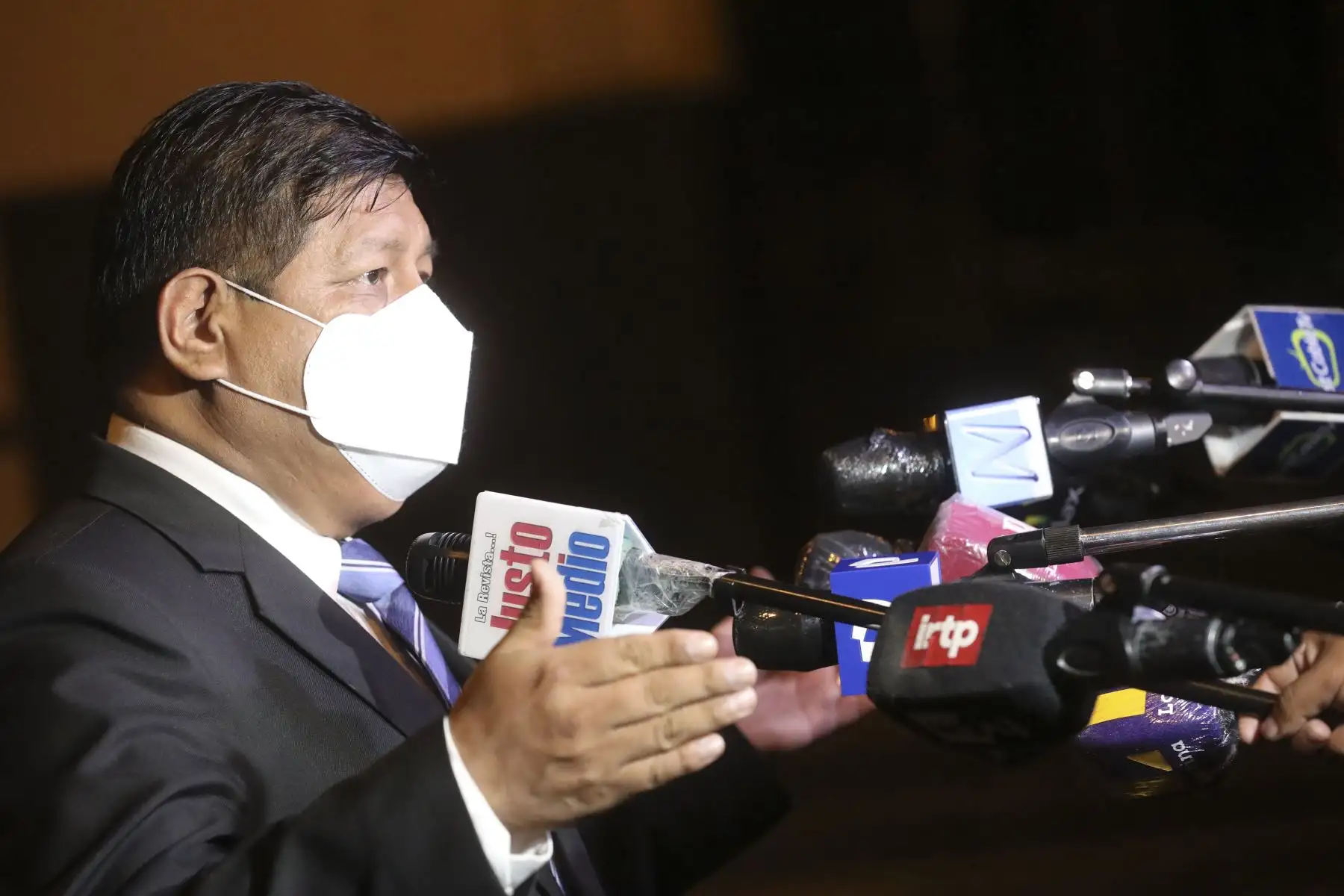 Ministro Walter Ayala declara a la prensa al salir de Palacio de Gobierno. ANDINA/Andrés Valle