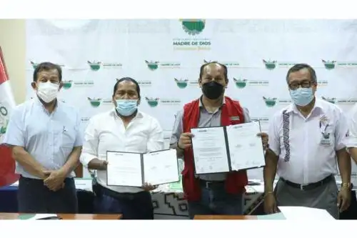 El titular del MTC, Juan Silva, entregó el contrato para el mejoramiento de la carretera Flor de Acre-Pucará, en región Madre de Dios. Foto: ANDINA/Difusión