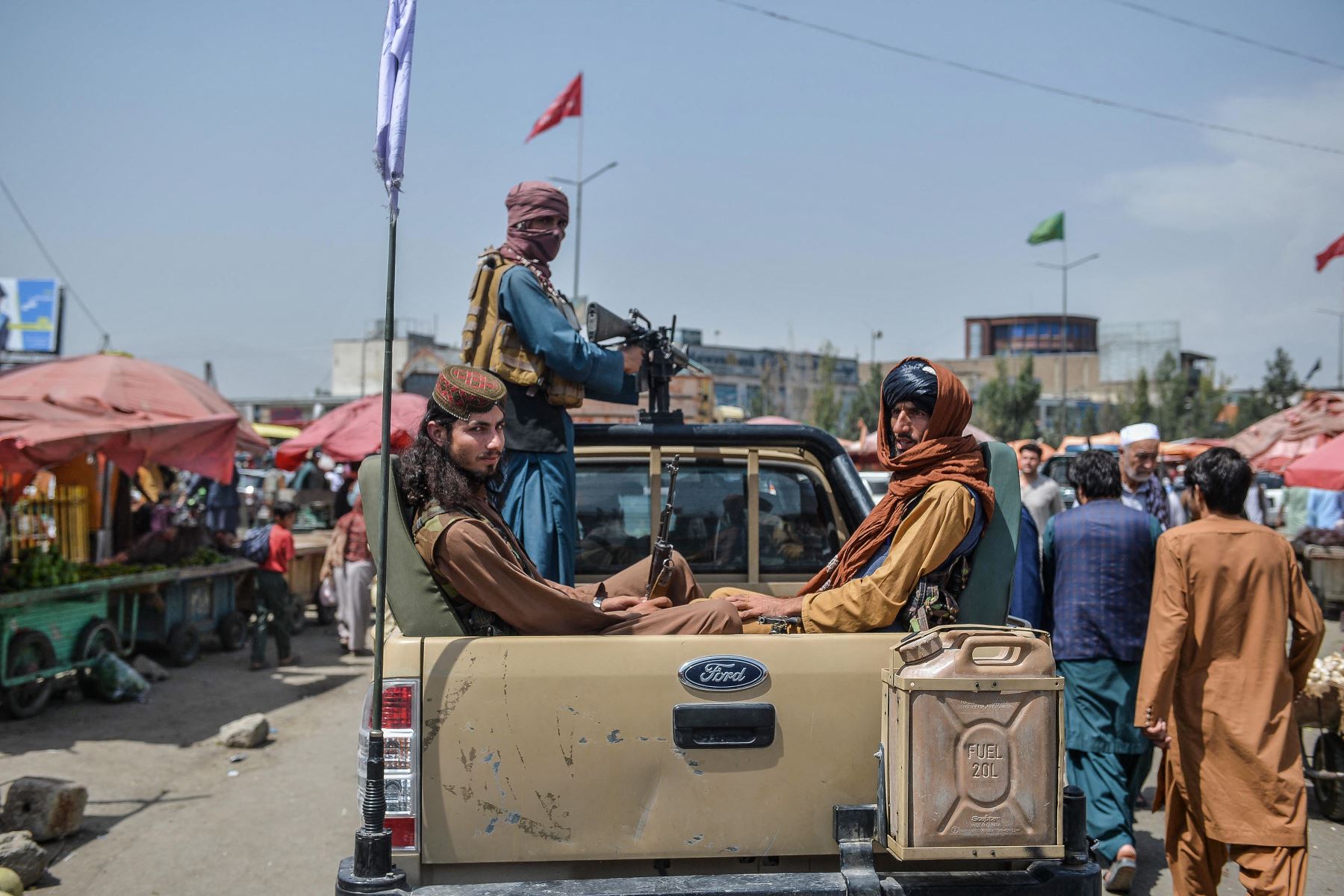Los combatientes talibanes en una camioneta se mueven alrededor de un área de mercado, se reunieron con los afganos locales en el área de Kote Sangi en Kabul, después de que los talibanes tomaron el control de la capital tras el colapso del gobierno afgano.

Foto: AFP