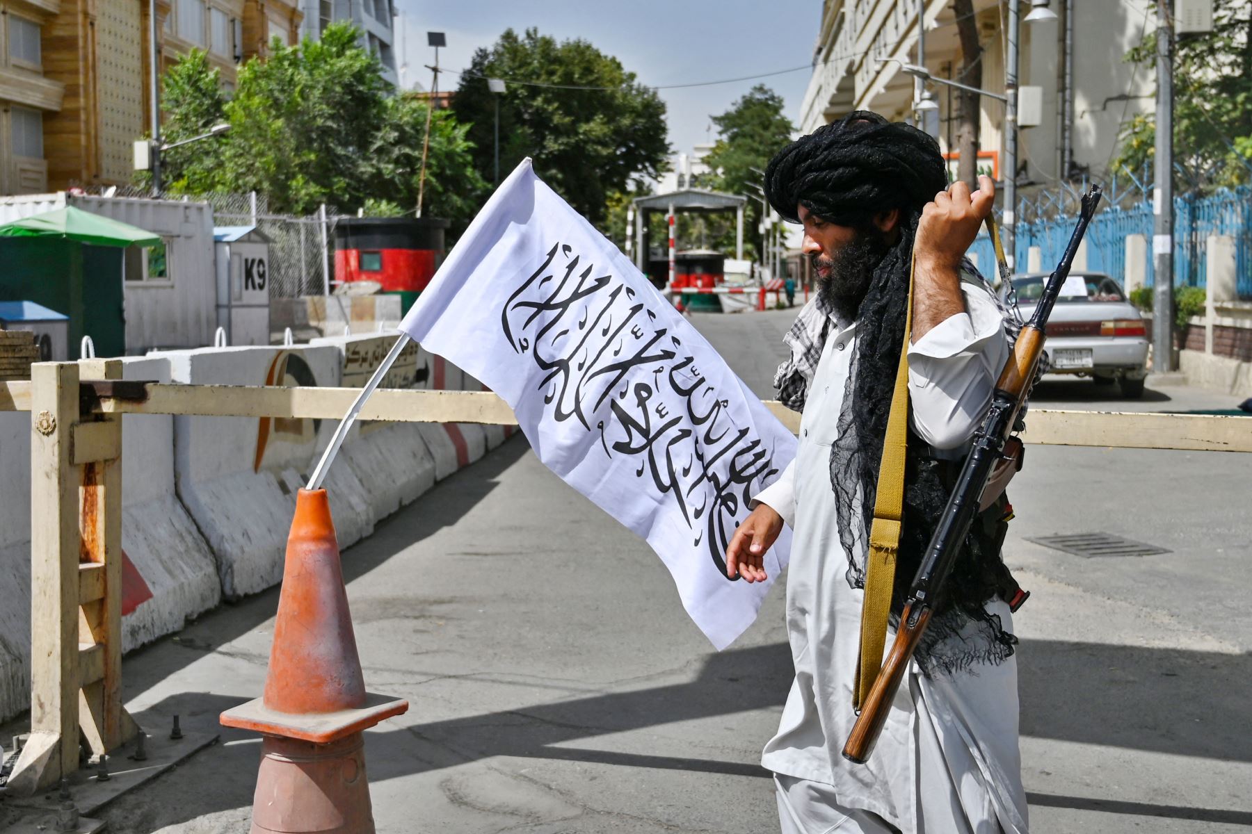 Un combatiente talibán patrulla a lo largo de una calle en Kabul, mientras los talibanes se movían rápidamente para reiniciar la capital afgana luego de su impresionante toma de control de Kabul y le dijeron al personal del gobierno que regresara al trabajo.

Foto: AFP