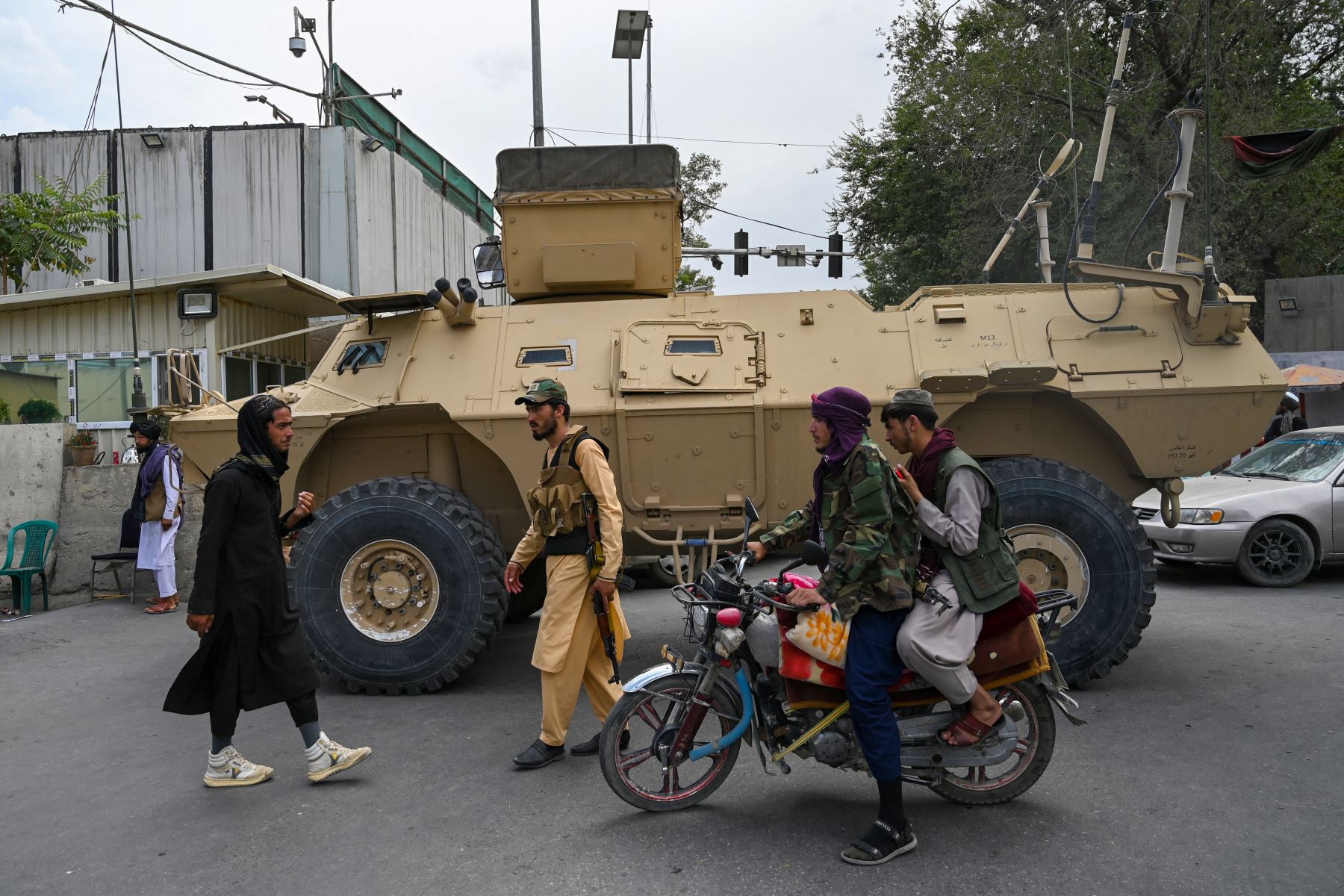 Los combatientes talibanes patrullan a lo largo de una calle en Kabul, cuando los talibanes se movieron para reiniciar rápidamente la capital afgana luego de su impresionante toma de control de Kabul y le dijeron al personal del gobierno que regresara al trabajo.

Foto: AFP