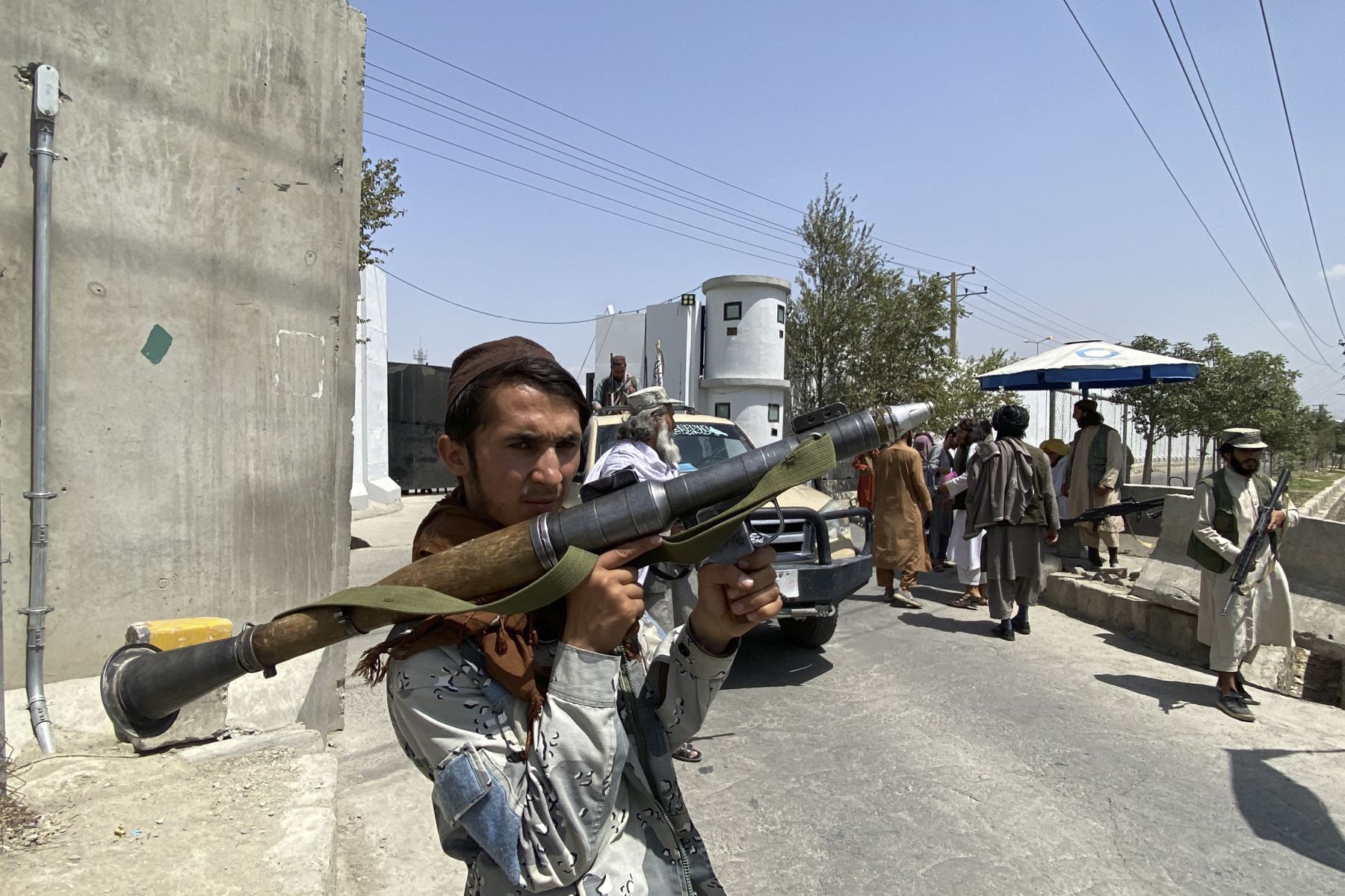 Un combatiente talibán sostiene un cohete RPG mientras hace guardia con otros en una puerta de entrada frente al Ministerio del Interior en Kabul.

Foto: AFP