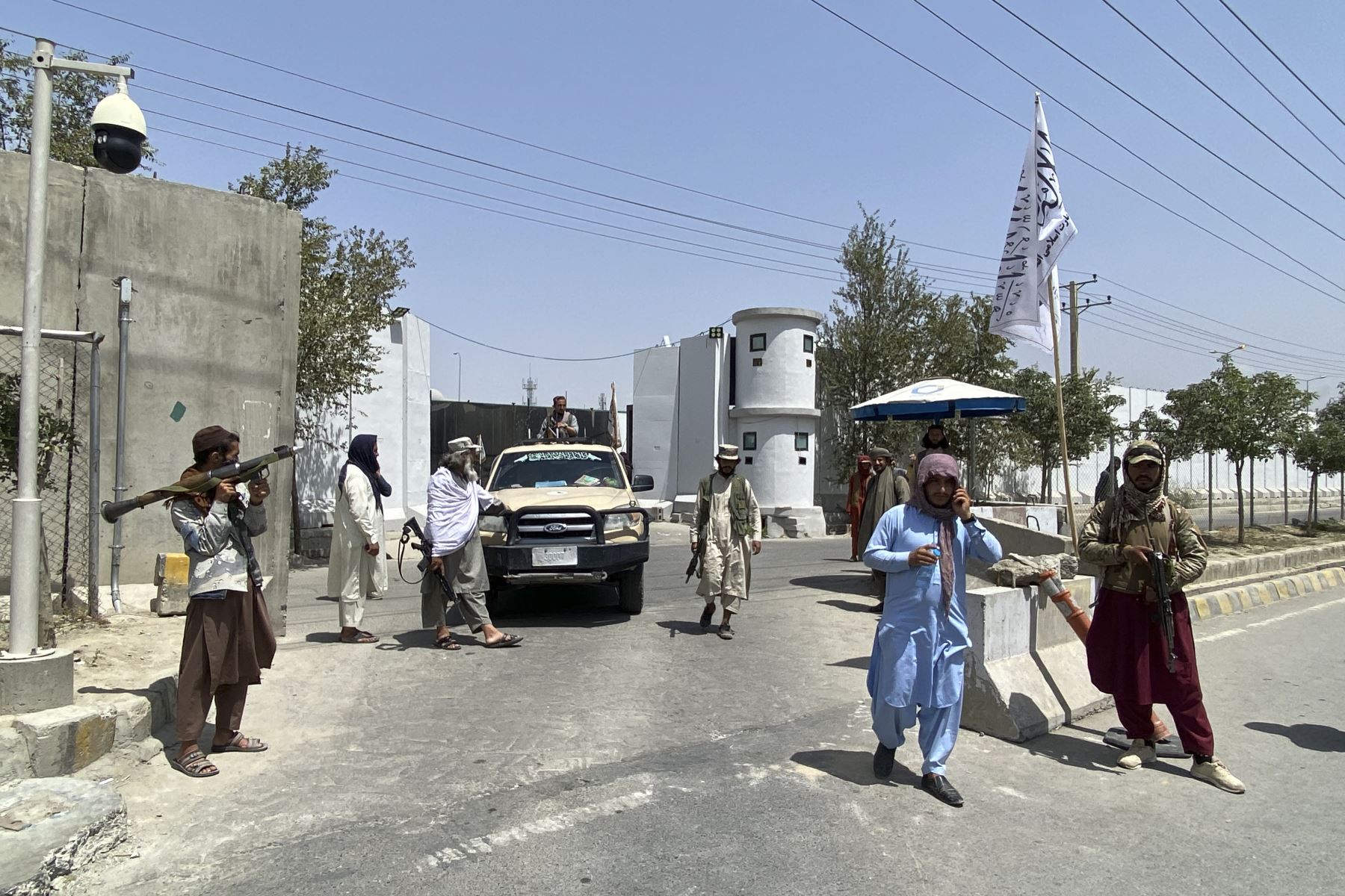 Combatientes talibanes montan guardia en una puerta de entrada frente al Ministerio del Interior en Kabul.

Foto: AFP