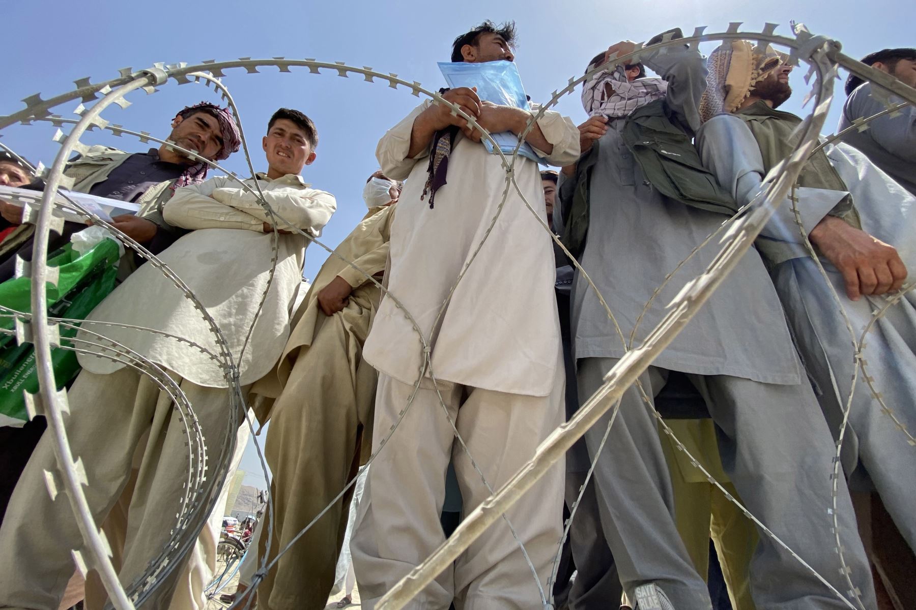 Afganos, incluidos los que trabajaron para los EE. UU., La OTAN, la Unión Europea y las Naciones Unidas en Afganistán, esperan frente al aeropuerto internacional Hamid Karzai para huir del país, después de que los talibanes tomaran el control de Kabul, Afganistán. 
Foto: EFE