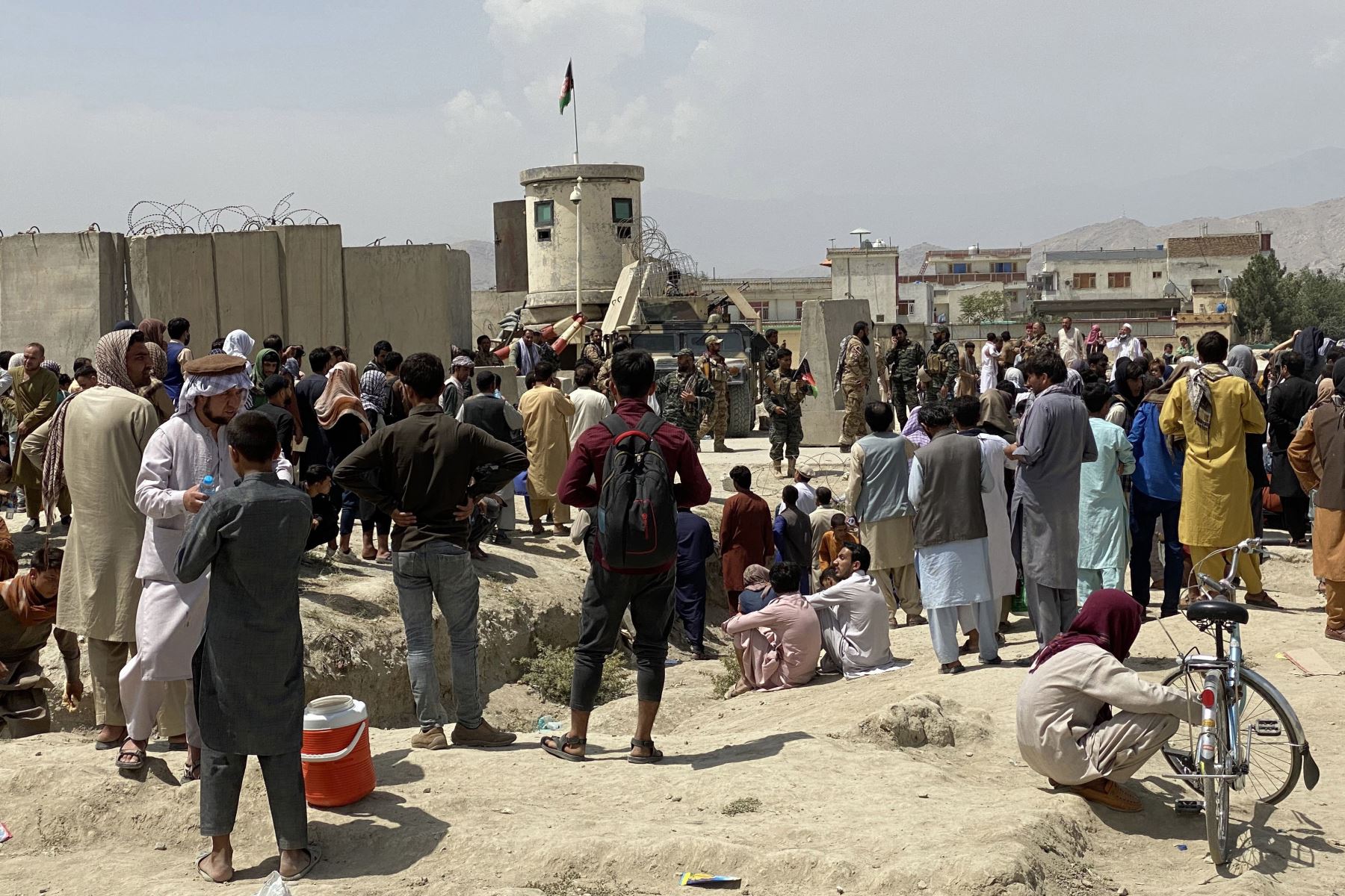 Los afganos se reúnen frente al aeropuerto internacional Hamid Karzai para huir del país, después de que los talibanes tomaran el control de Kabul, Afganistán.
Foto: EFE