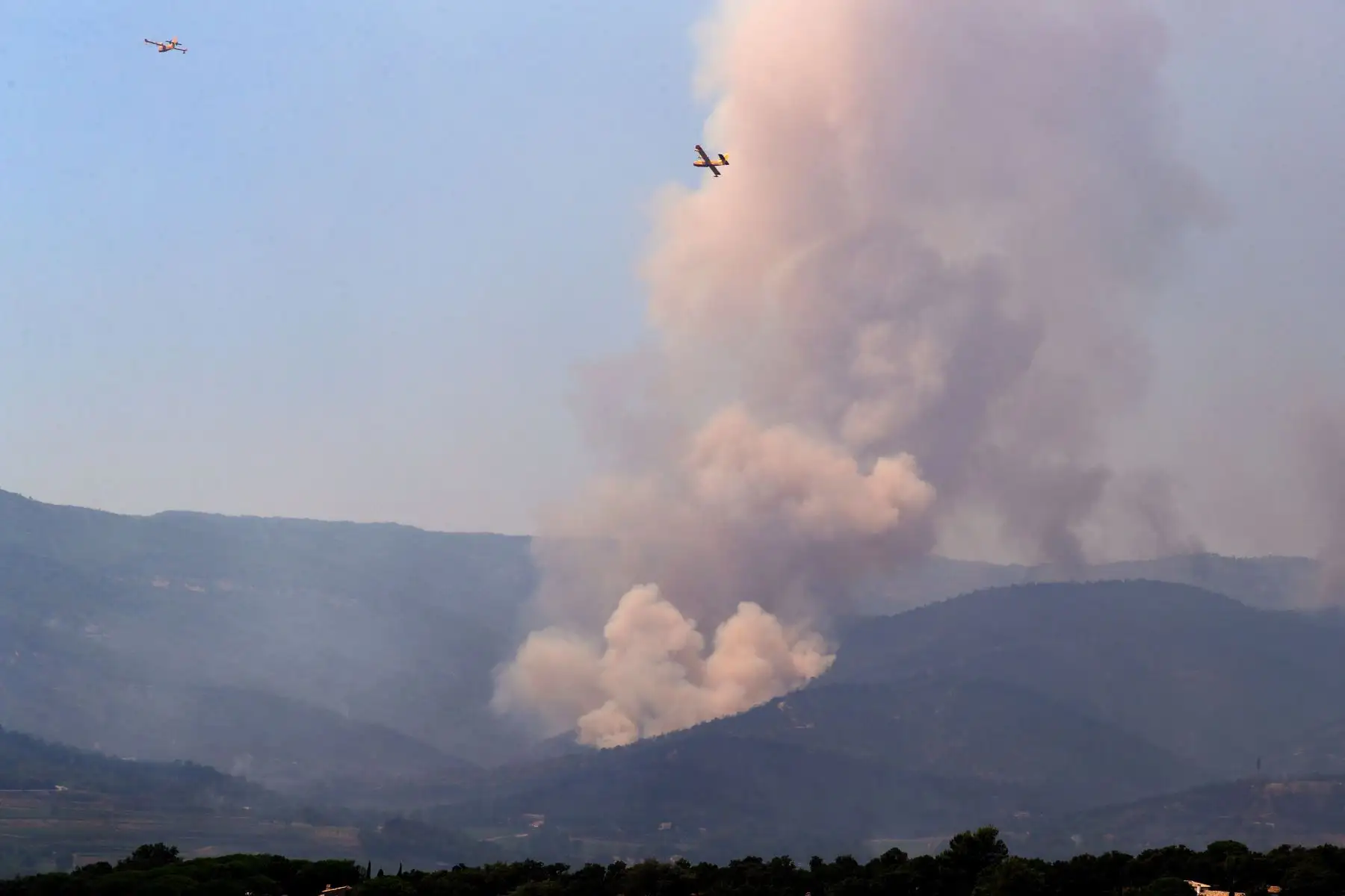 El humo asciende detrás del Val de Gilly como un incendio forestal en el sureste de Francia. Miles de personas, incluidos turistas en campamentos, han sido evacuadas como consecuencia de un incendio forestal.
Foto: AFP