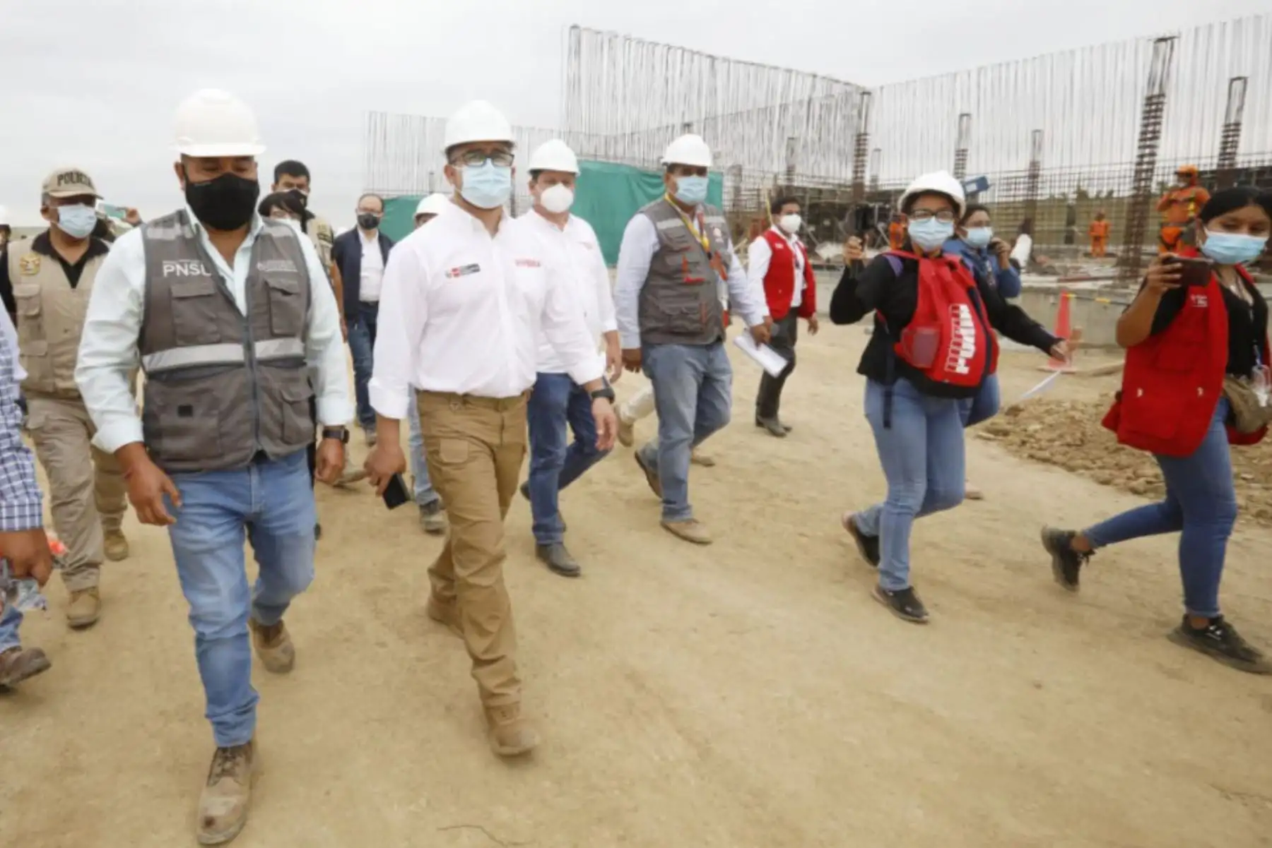 El ministro de Vivienda, Geiner Alvarado, inicia su jornada de trabajo en la región Piura, con la inspección del proyecto PTAR Sullana, que mejorará los servicios de saneamiento y tratamiento de aguas residuales en favor de 196 000 habitantes.
Foto: @viviendaperu